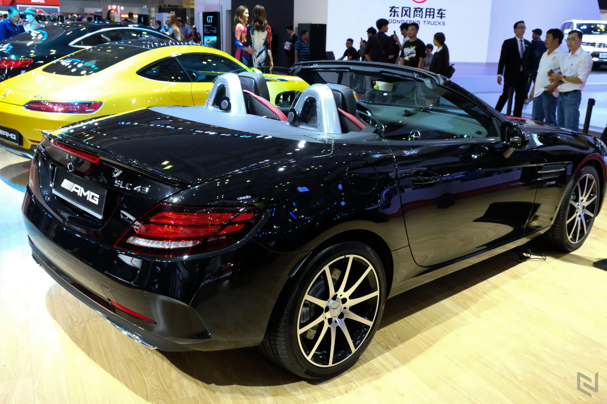Một vòng triễn lãm Vietnam International Motor Show 2017 ngắm xe và người đẹp