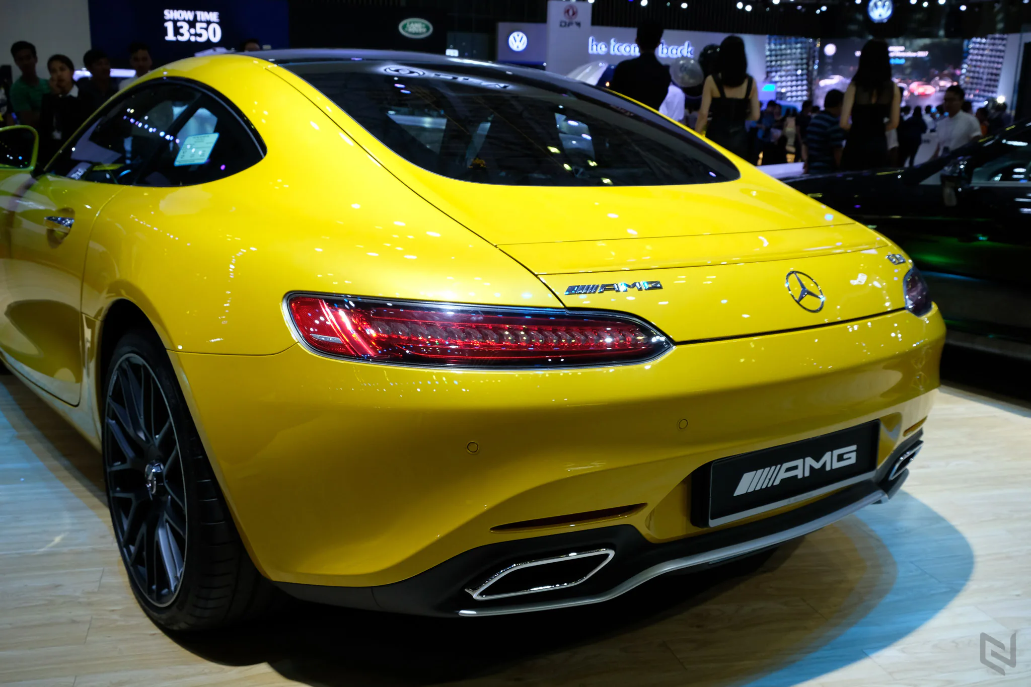 Một vòng triễn lãm Vietnam International Motor Show 2017 ngắm xe và người đẹp