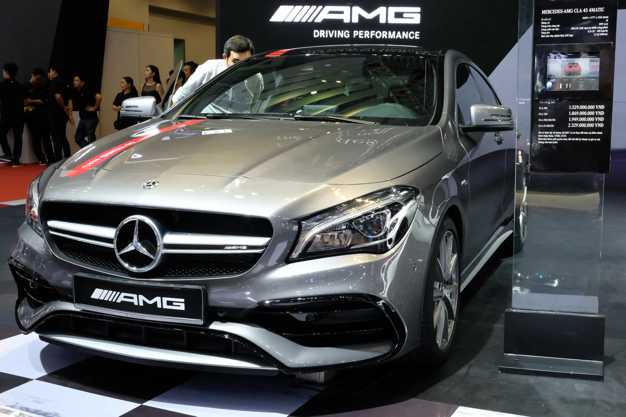 Một vòng triễn lãm Vietnam International Motor Show 2017 ngắm xe và người đẹp