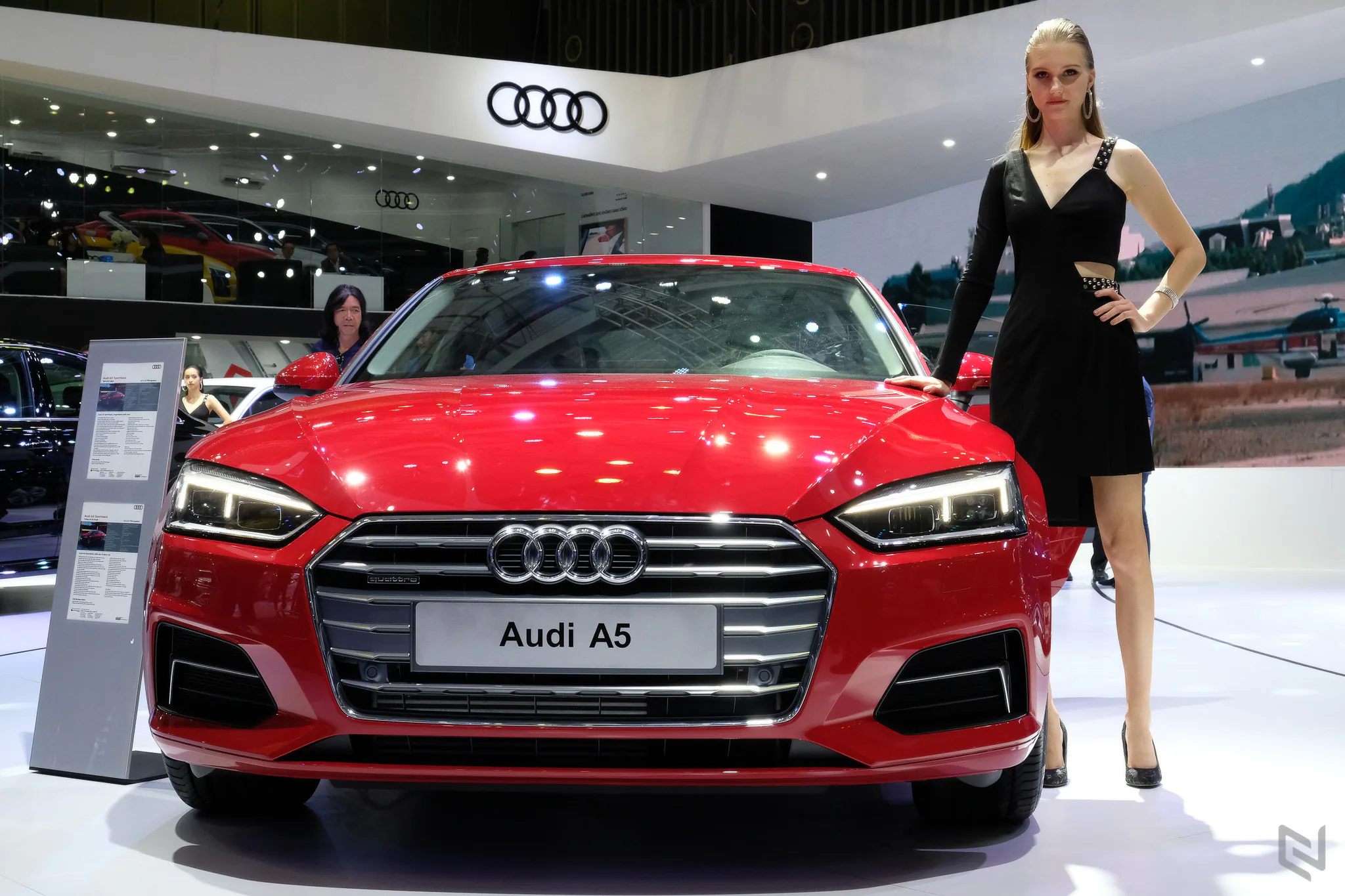 Một vòng triễn lãm Vietnam International Motor Show 2017 ngắm xe và người đẹp