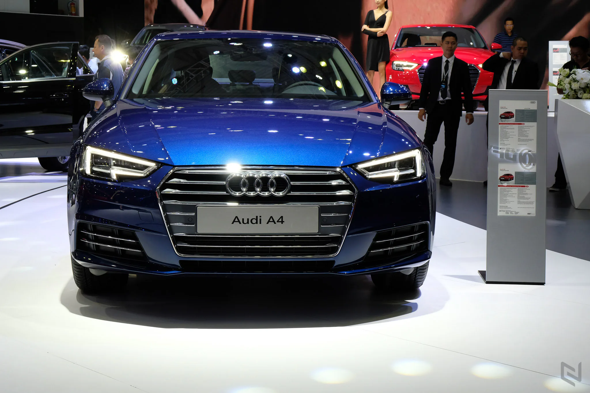 Một vòng triễn lãm Vietnam International Motor Show 2017 ngắm xe và người đẹp