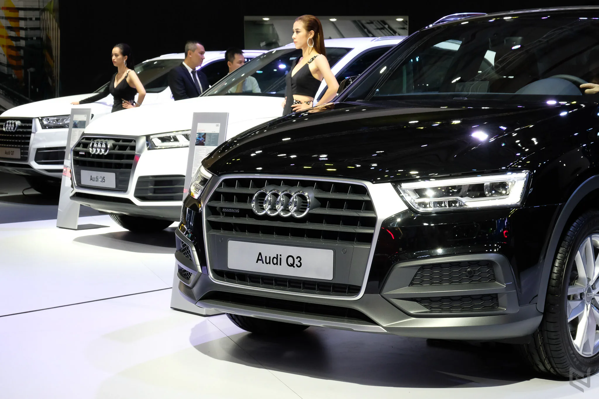 Một vòng triễn lãm Vietnam International Motor Show 2017 ngắm xe và người đẹp