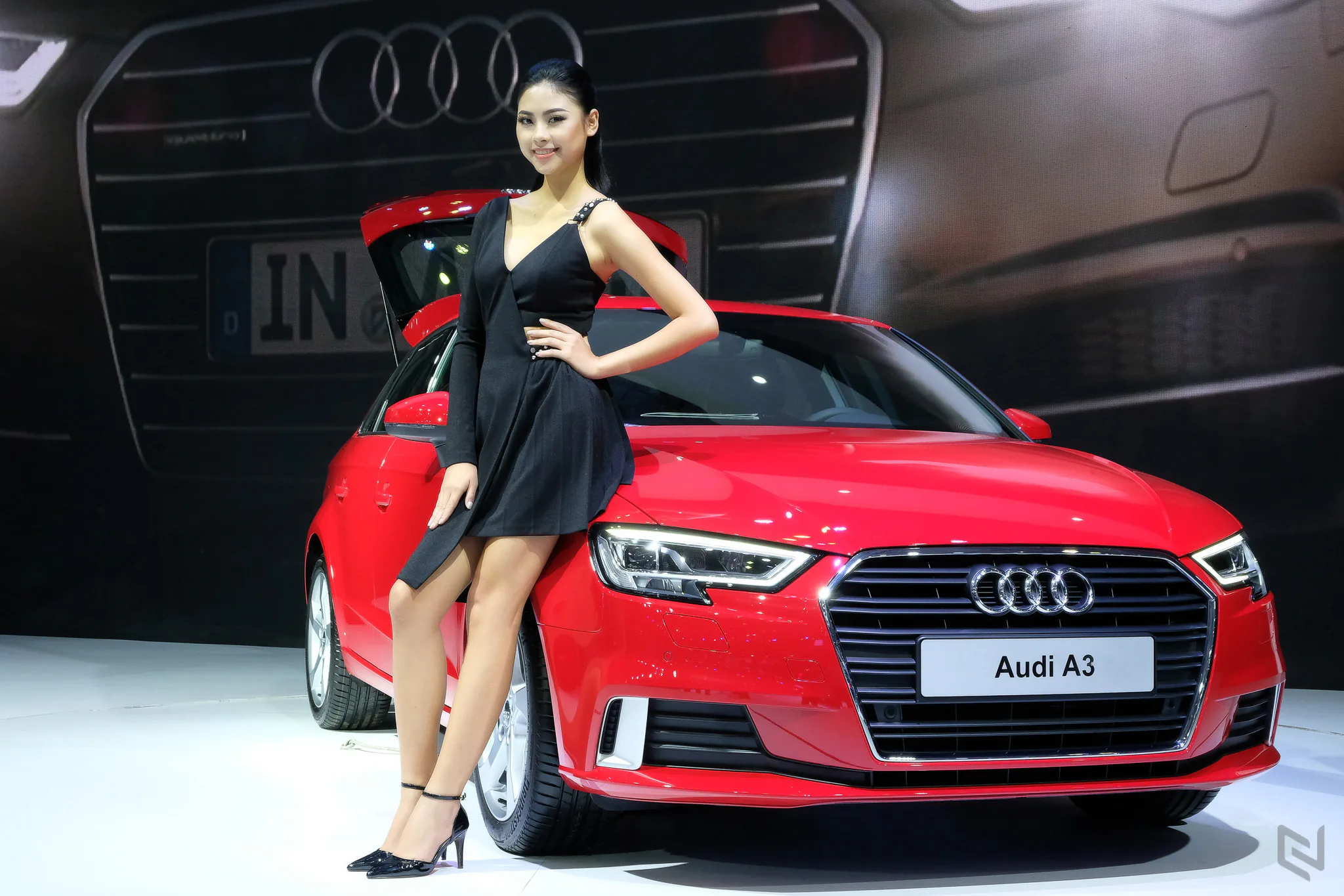 Một vòng triễn lãm Vietnam International Motor Show 2017 ngắm xe và người đẹp