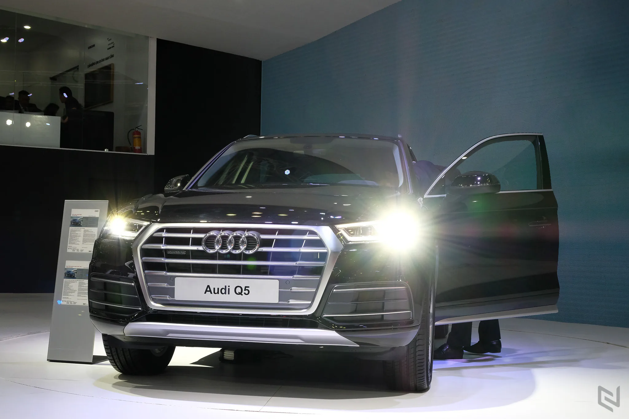 Một vòng triễn lãm Vietnam International Motor Show 2017 ngắm xe và người đẹp