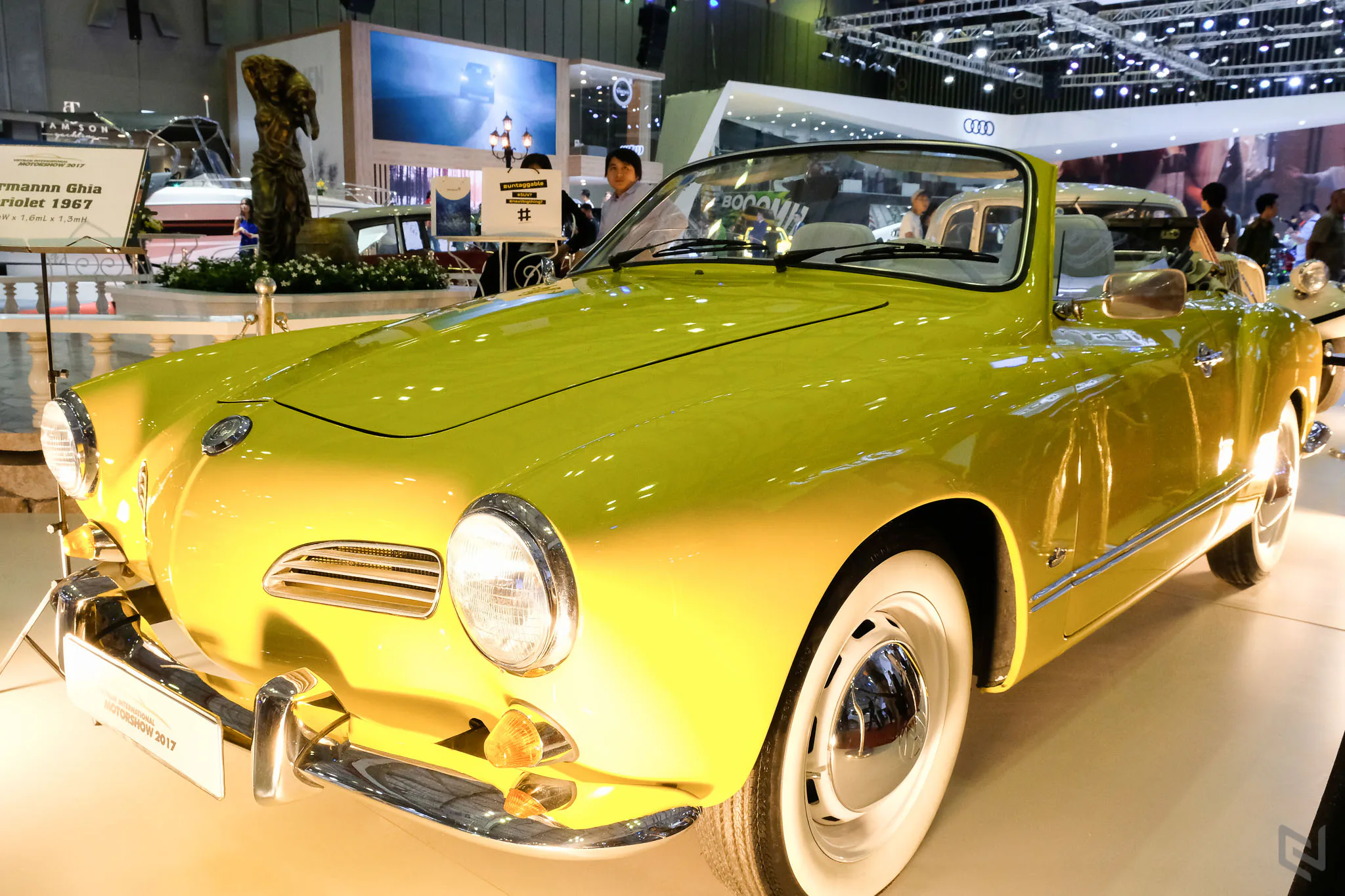 Một vòng triễn lãm Vietnam International Motor Show 2017 ngắm xe và người đẹp