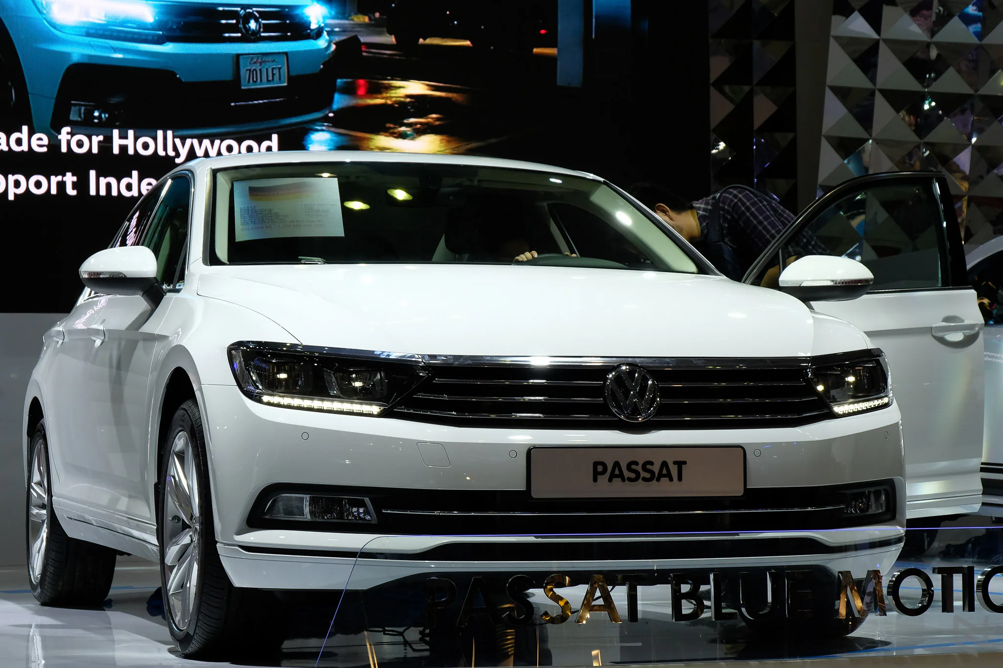 Một vòng triễn lãm Vietnam International Motor Show 2017 ngắm xe và người đẹp