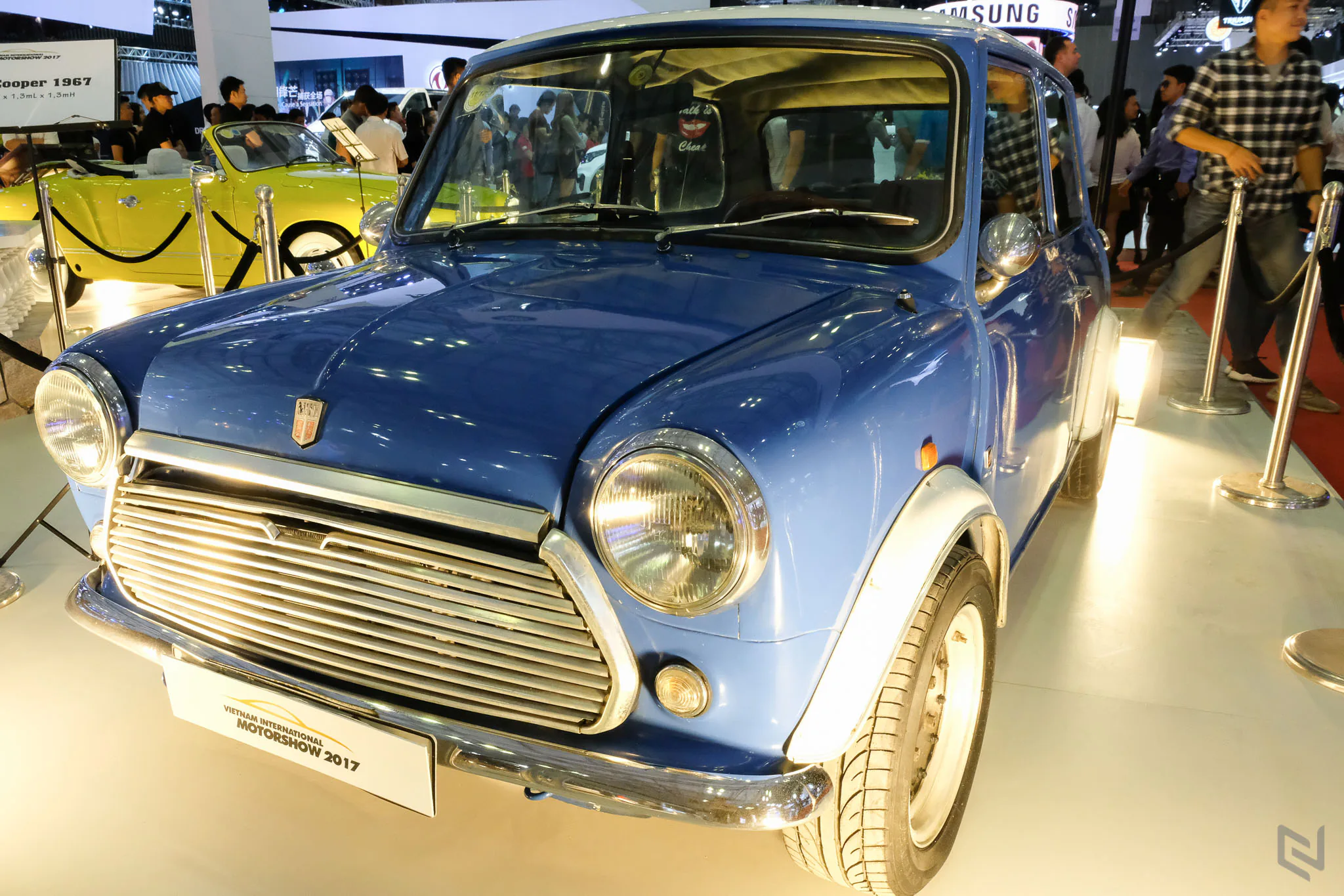 Một vòng triễn lãm Vietnam International Motor Show 2017 ngắm xe và người đẹp
