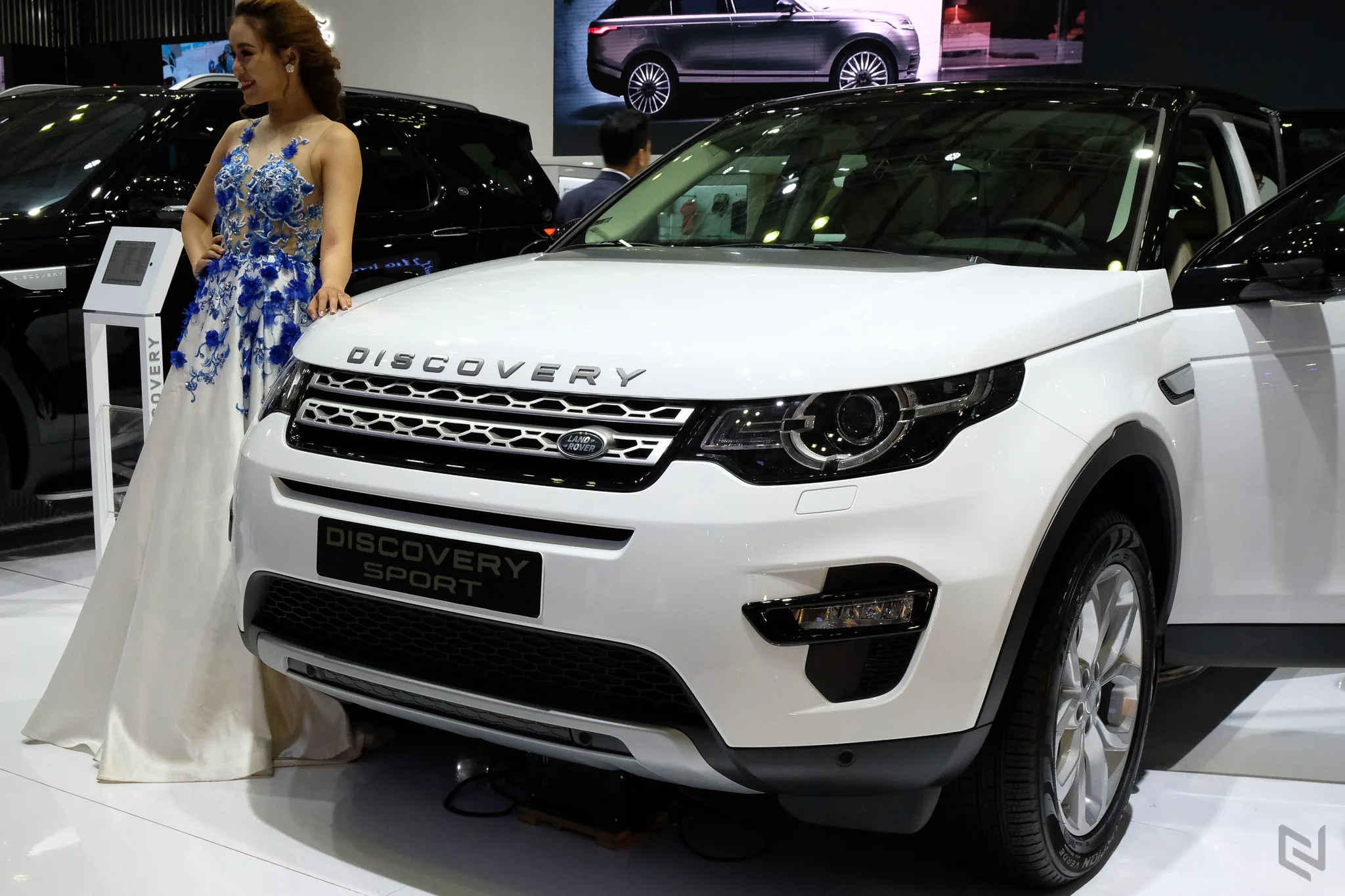 Một vòng triễn lãm Vietnam International Motor Show 2017 ngắm xe và người đẹp