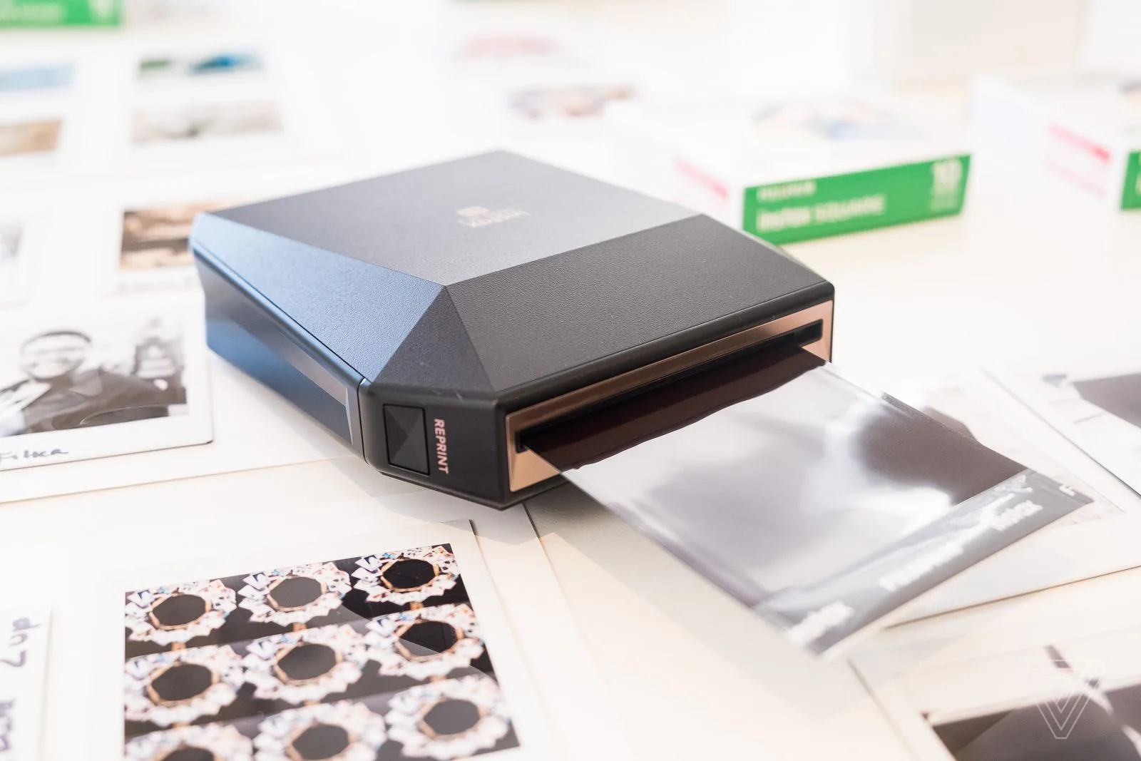 Fujifilm trình làng máy in ảnh di động khổ vuông Instax Share SP-3