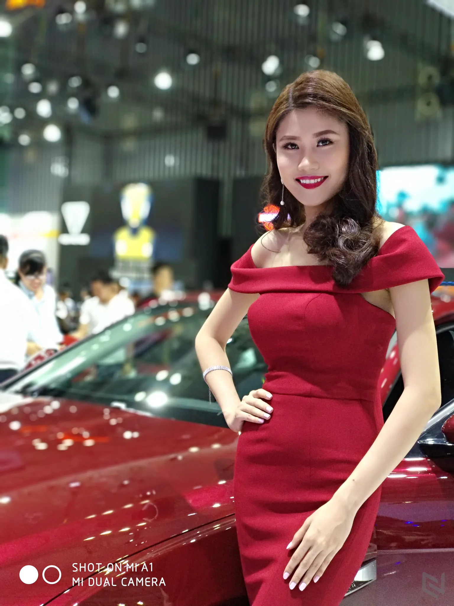 Một vòng triễn lãm Vietnam International Motor Show 2017 ngắm xe và người đẹp