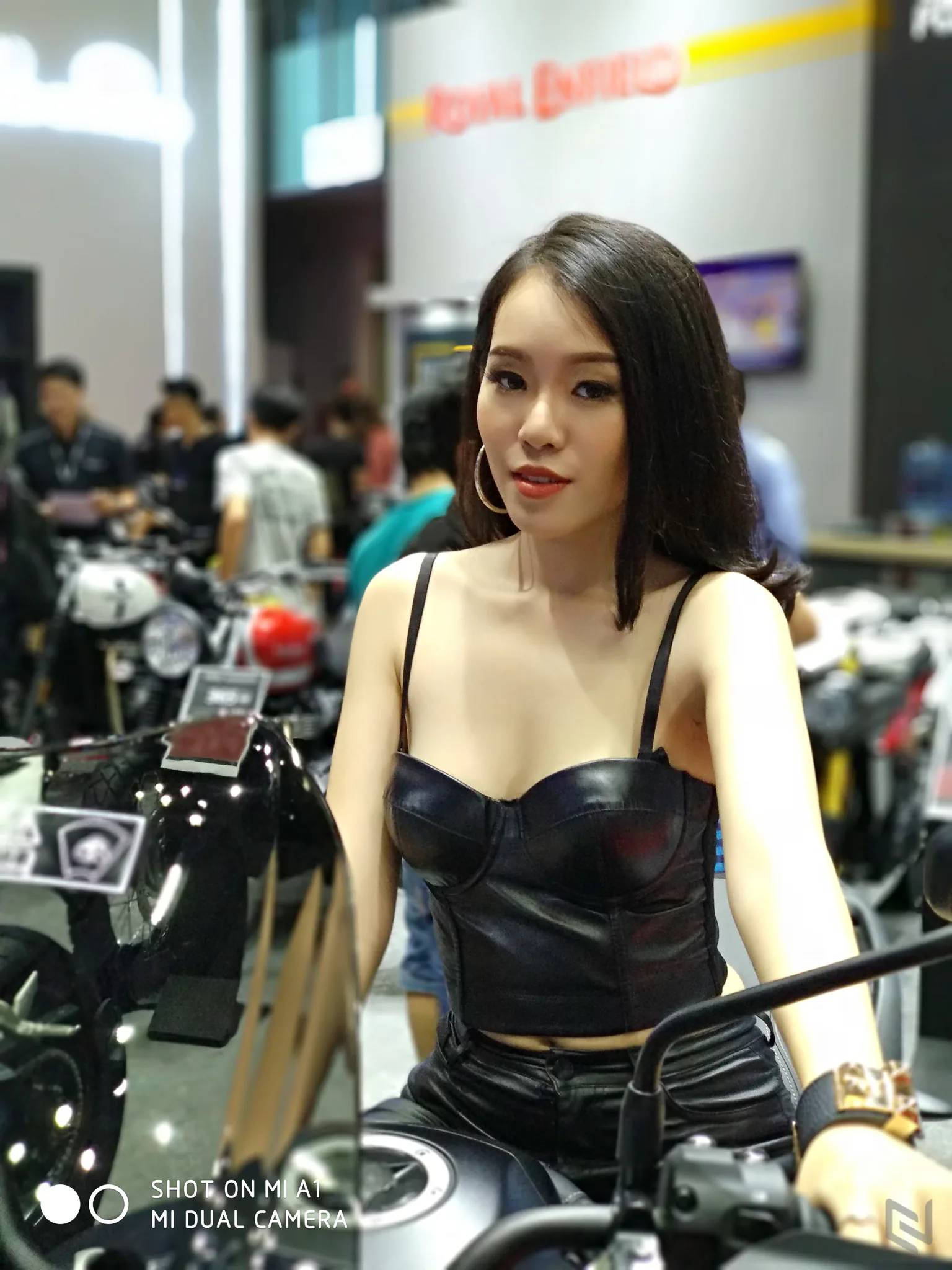 Một vòng triễn lãm Vietnam International Motor Show 2017 ngắm xe và người đẹp