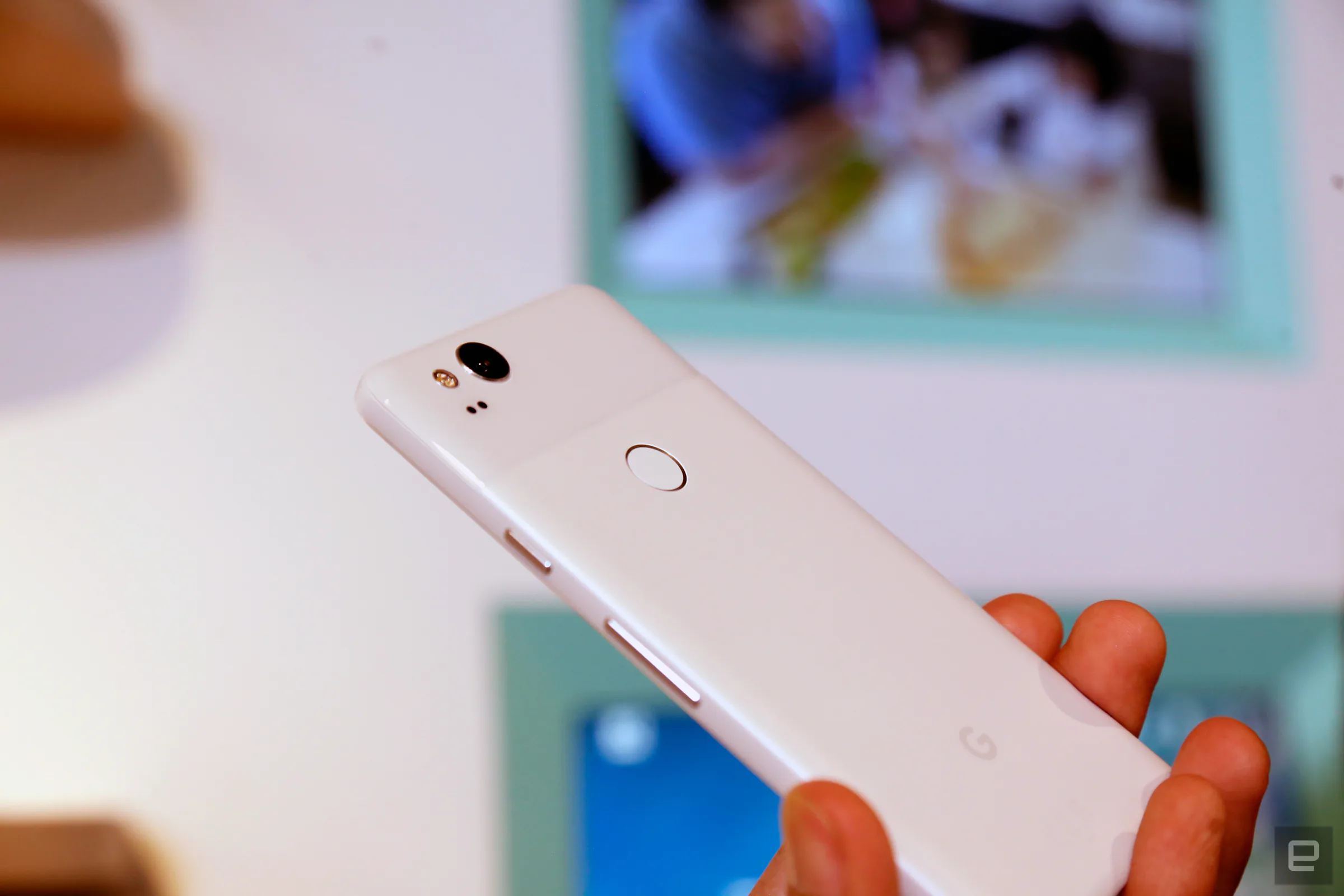 Google Pixel 2 ra mắt: Android Oreo, viền lớn và không có jack cắm tai nghe