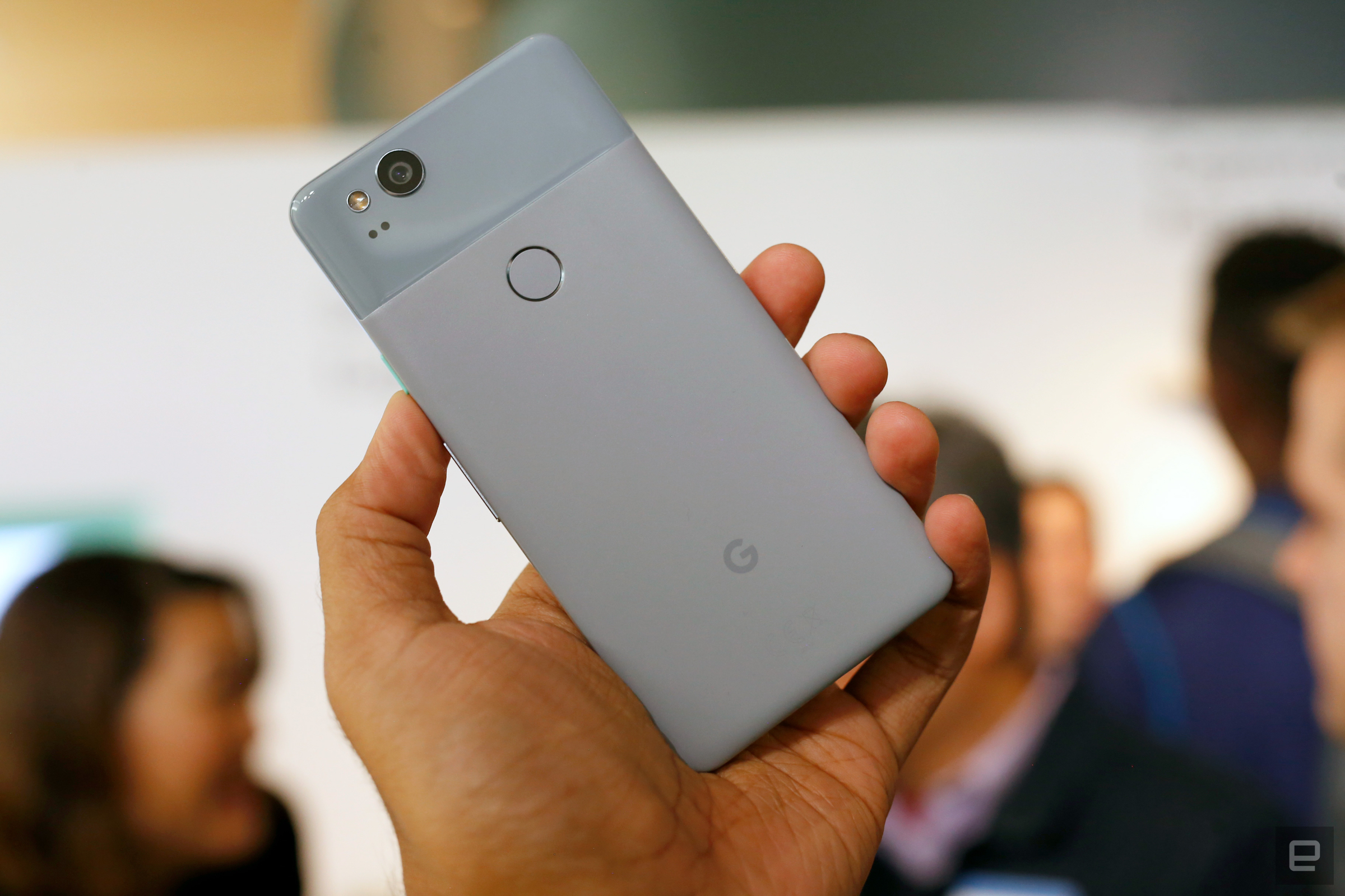 Google Pixel 2 ra mắt: Android Oreo, viền lớn và không có jack cắm tai nghe