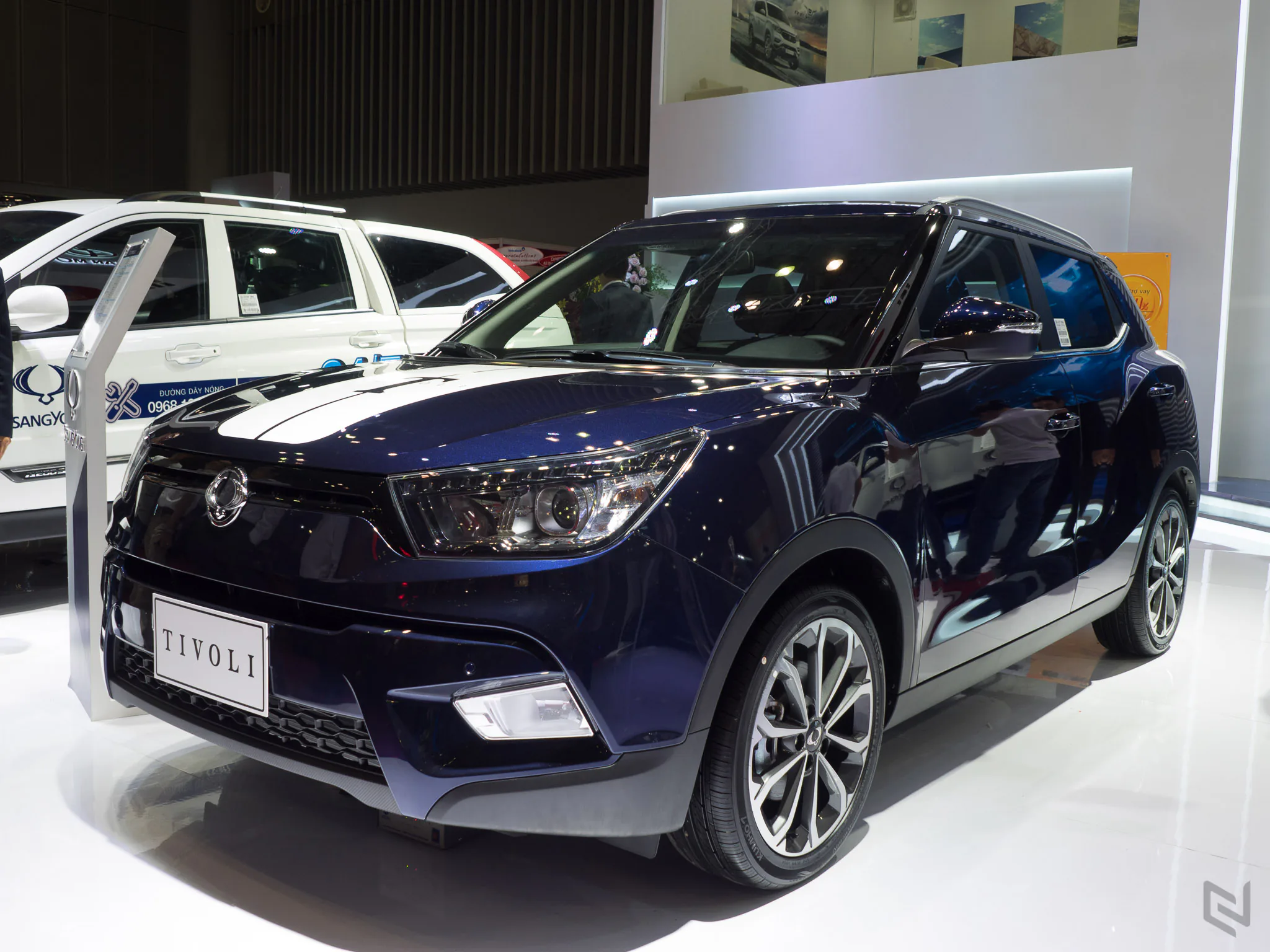 Một vòng triễn lãm Vietnam International Motor Show 2017 ngắm xe và người đẹp