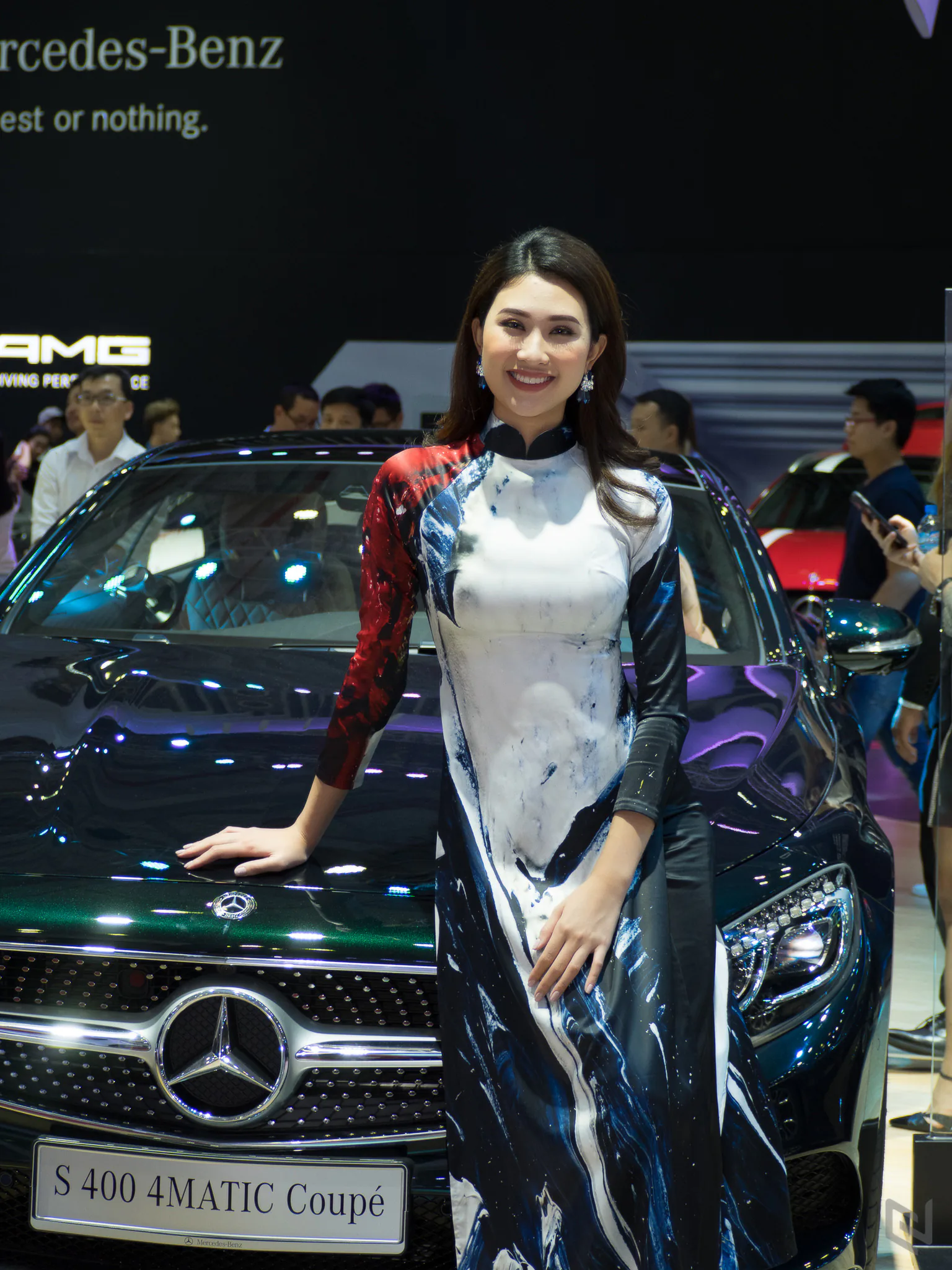 Một vòng triễn lãm Vietnam International Motor Show 2017 ngắm xe và người đẹp
