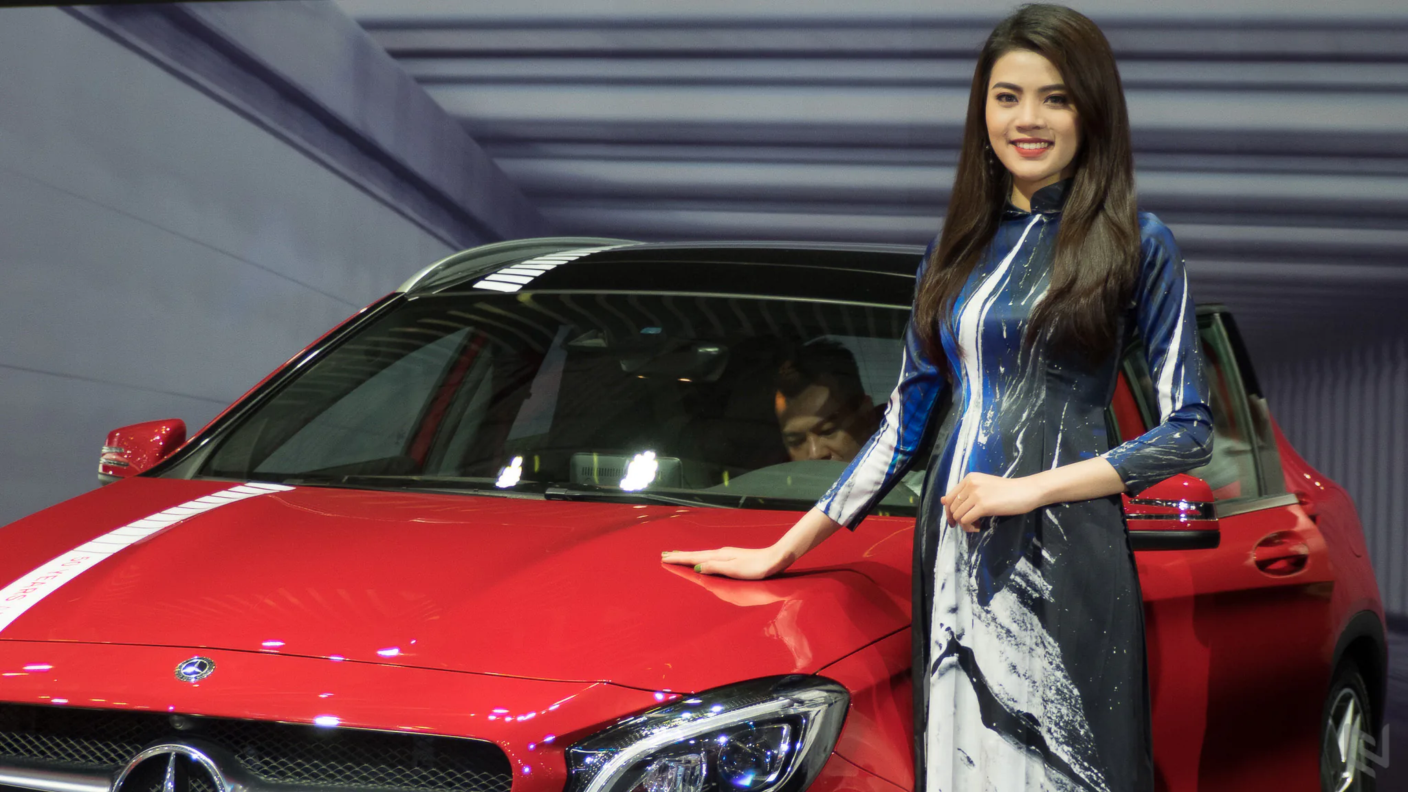 Một vòng triễn lãm Vietnam International Motor Show 2017 ngắm xe và người đẹp