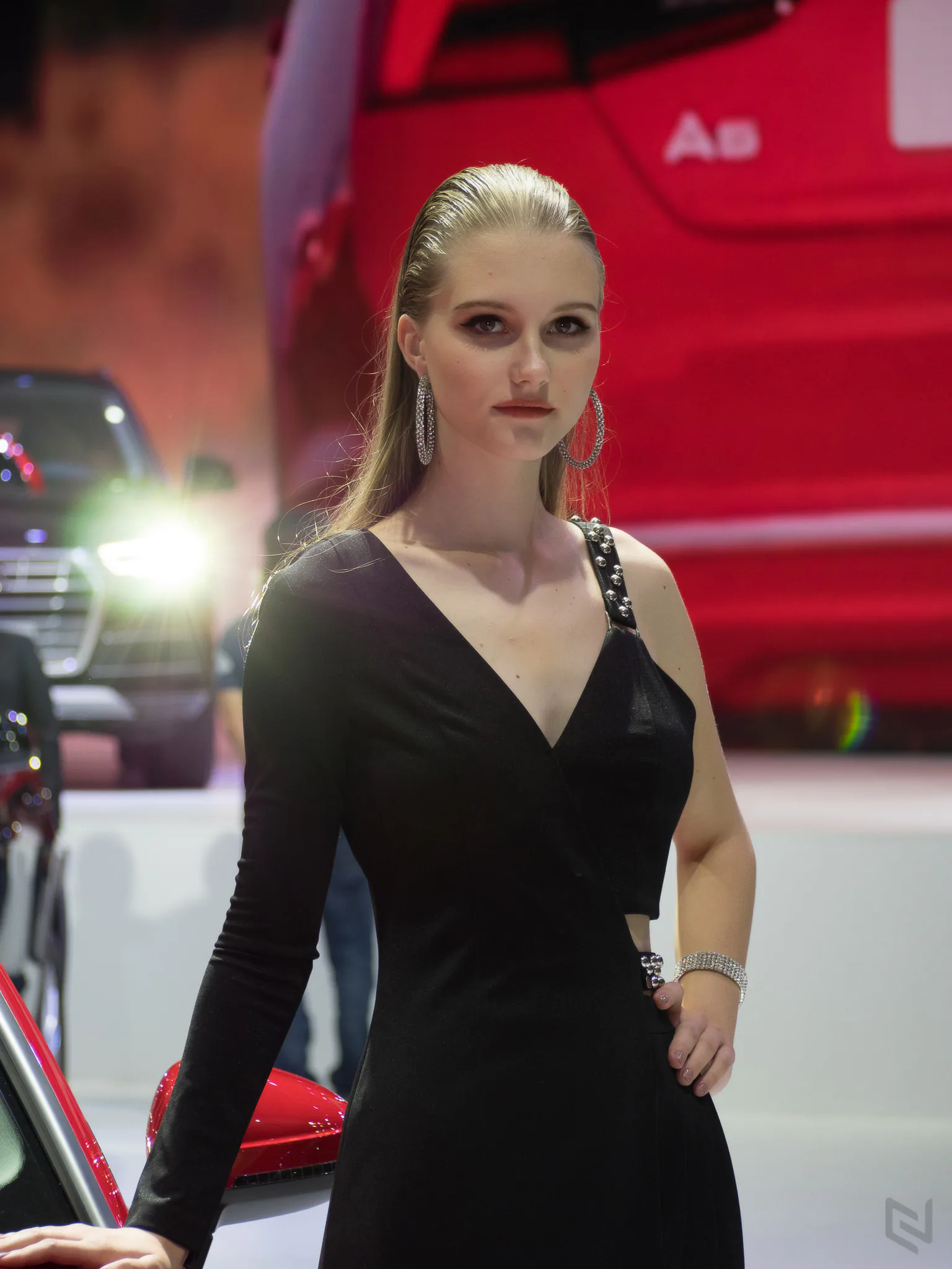 Một vòng triễn lãm Vietnam International Motor Show 2017 ngắm xe và người đẹp