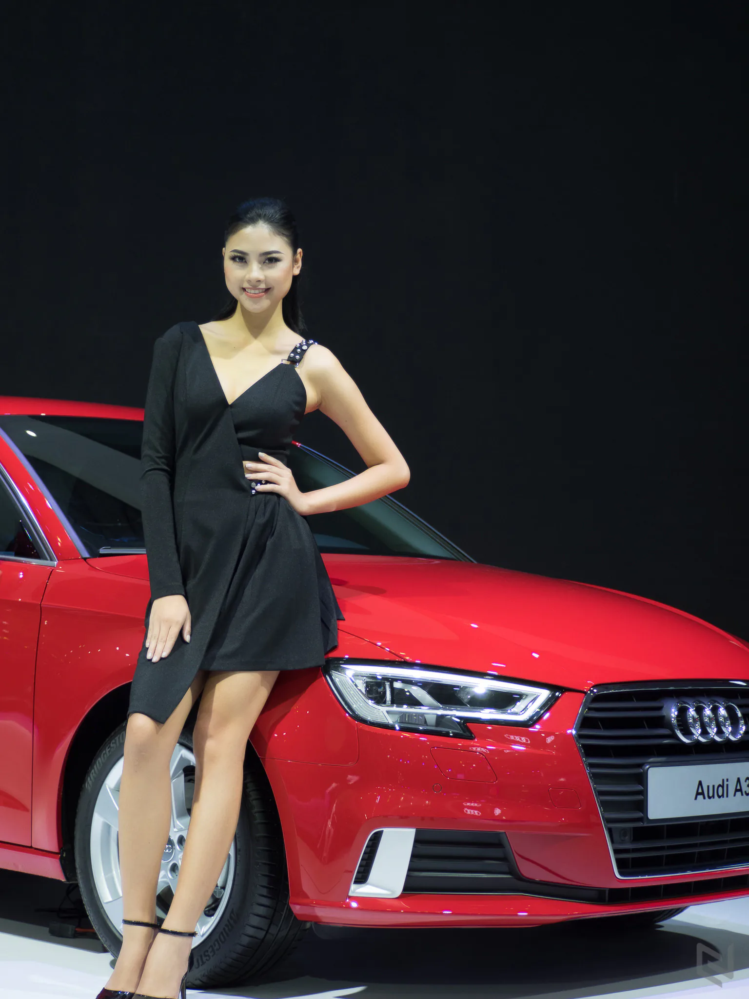 Một vòng triễn lãm Vietnam International Motor Show 2017 ngắm xe và người đẹp