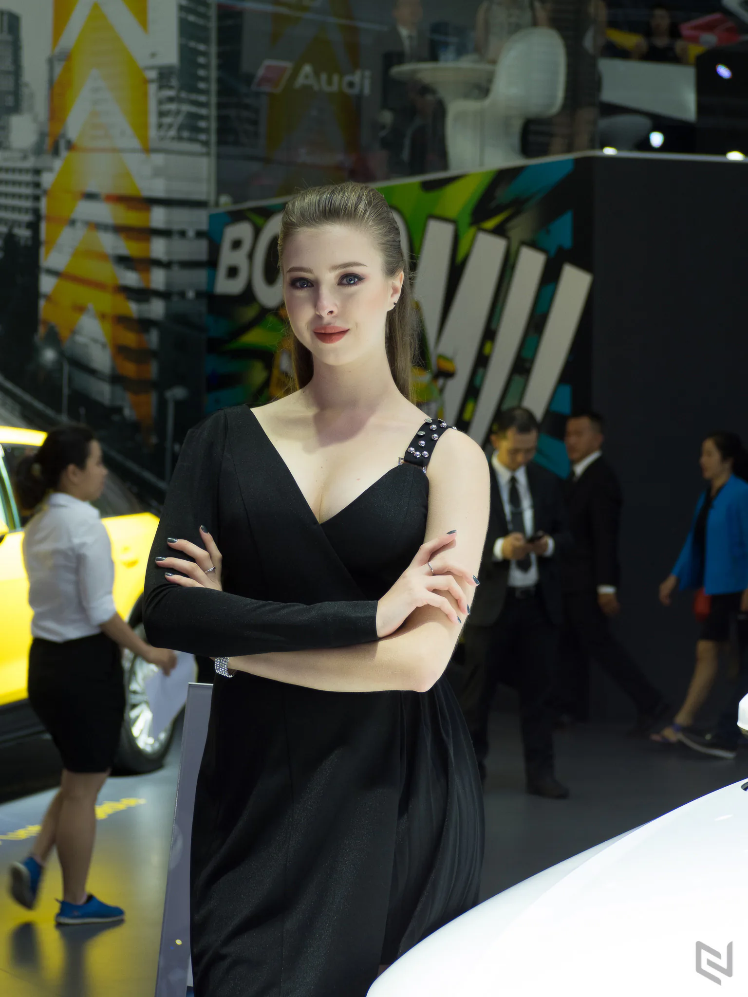 Một vòng triễn lãm Vietnam International Motor Show 2017 ngắm xe và người đẹp