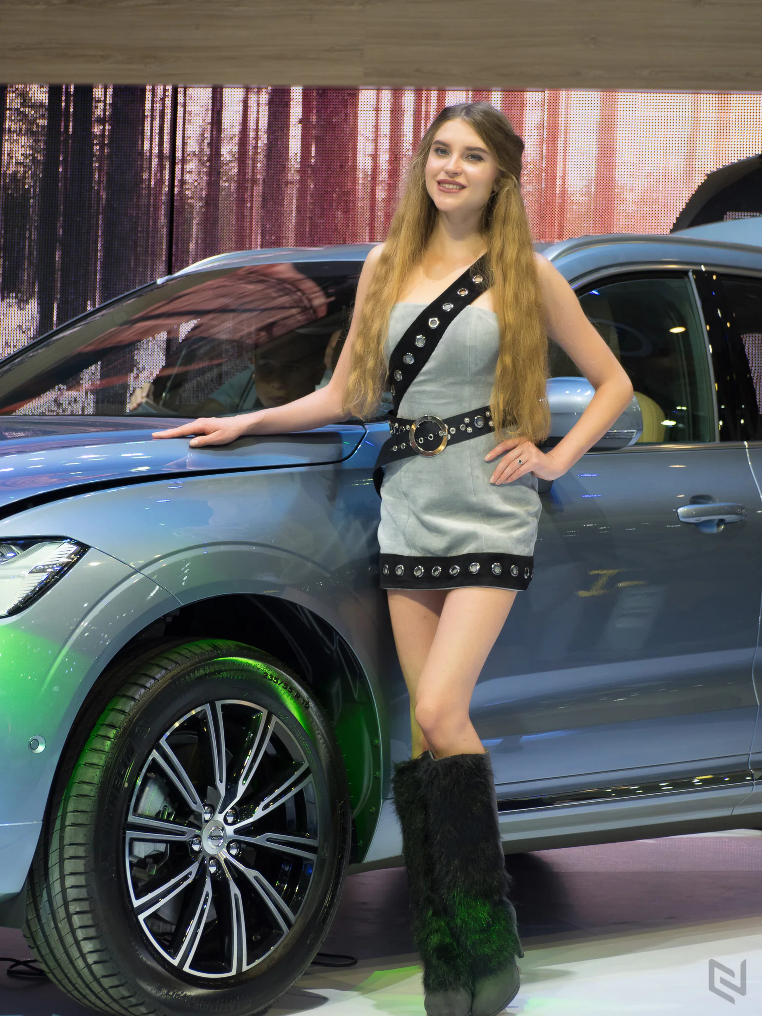 Một vòng triễn lãm Vietnam International Motor Show 2017 ngắm xe và người đẹp