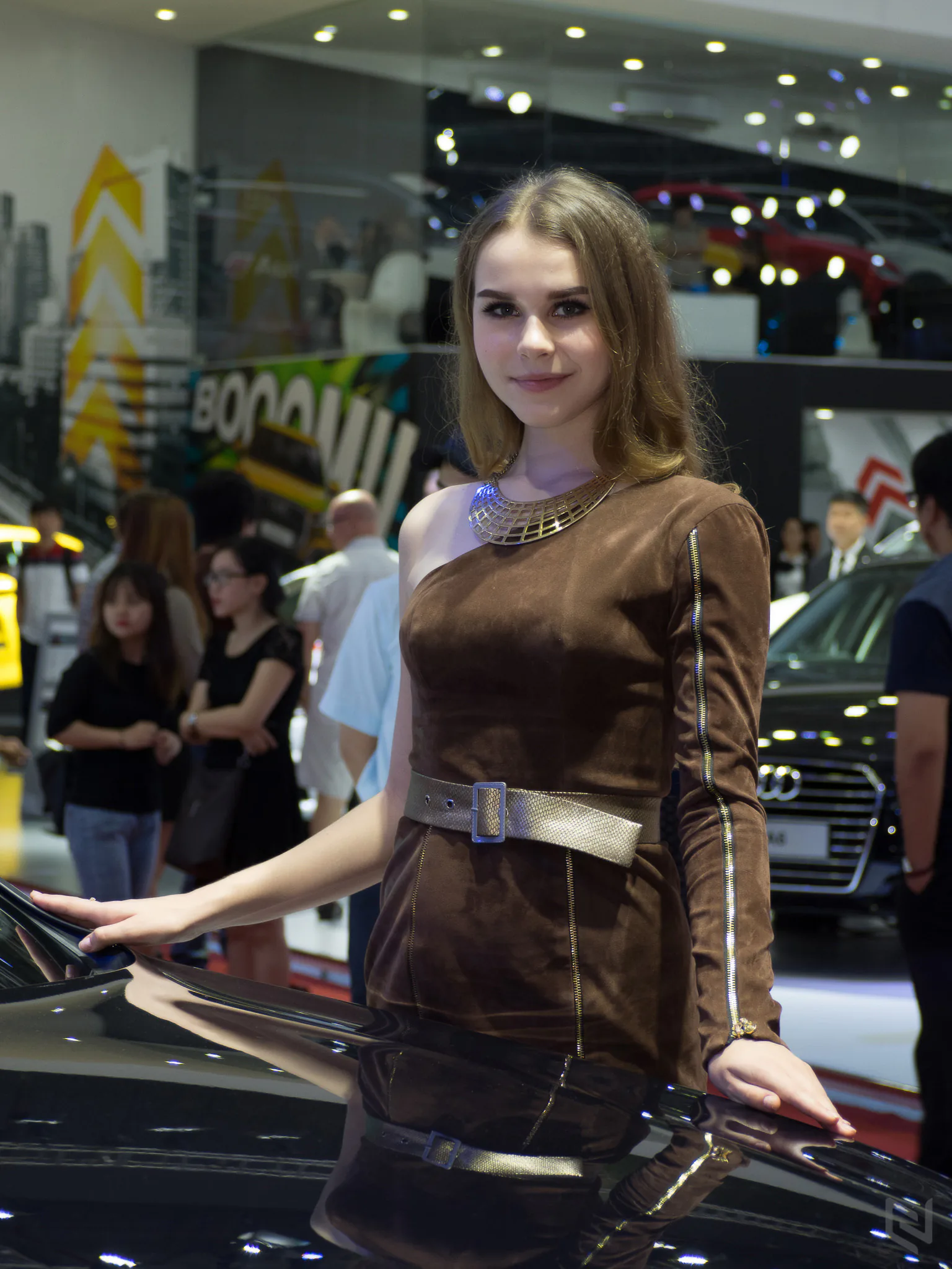 Một vòng triễn lãm Vietnam International Motor Show 2017 ngắm xe và người đẹp