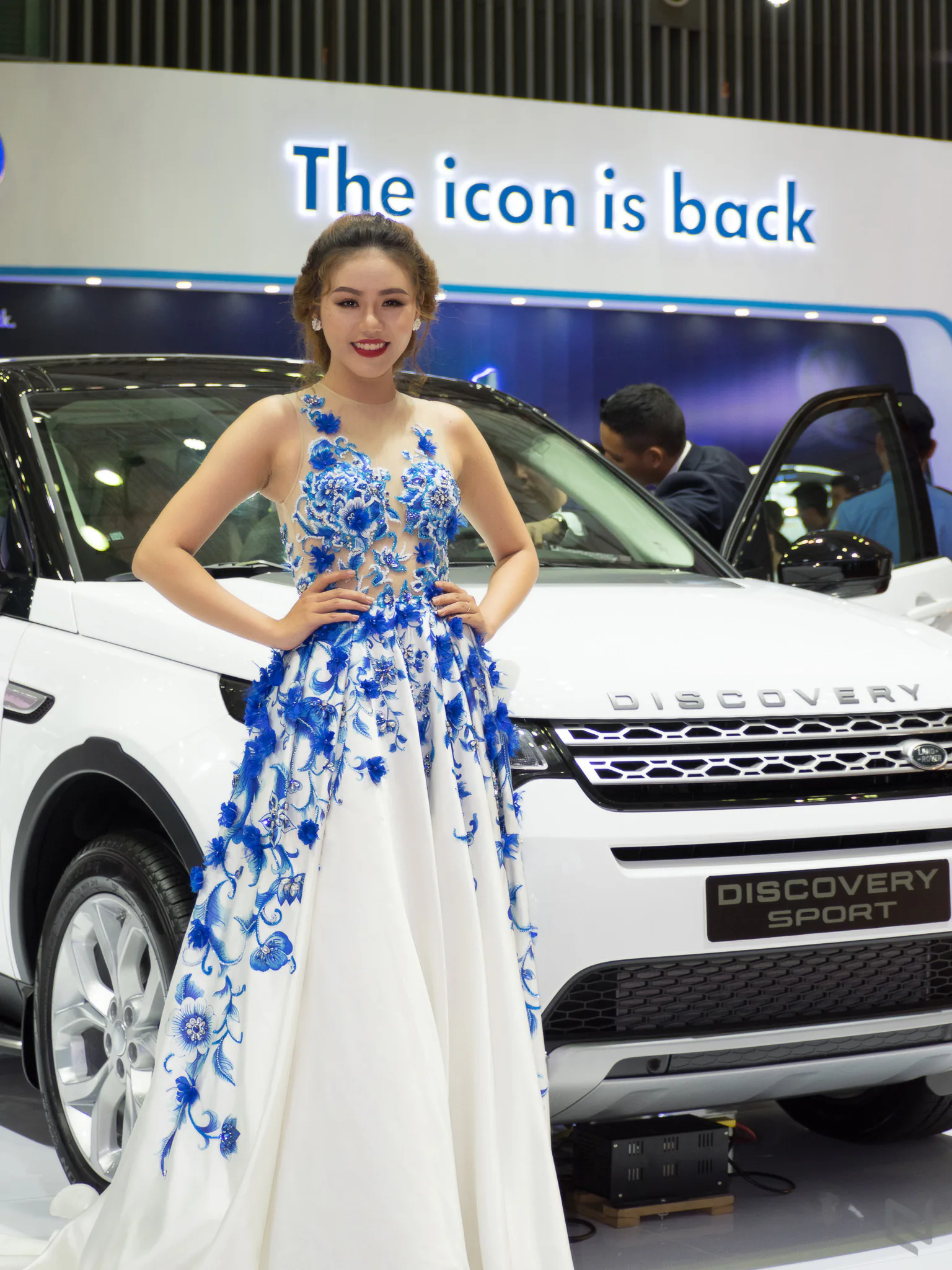 Một vòng triễn lãm Vietnam International Motor Show 2017 ngắm xe và người đẹp