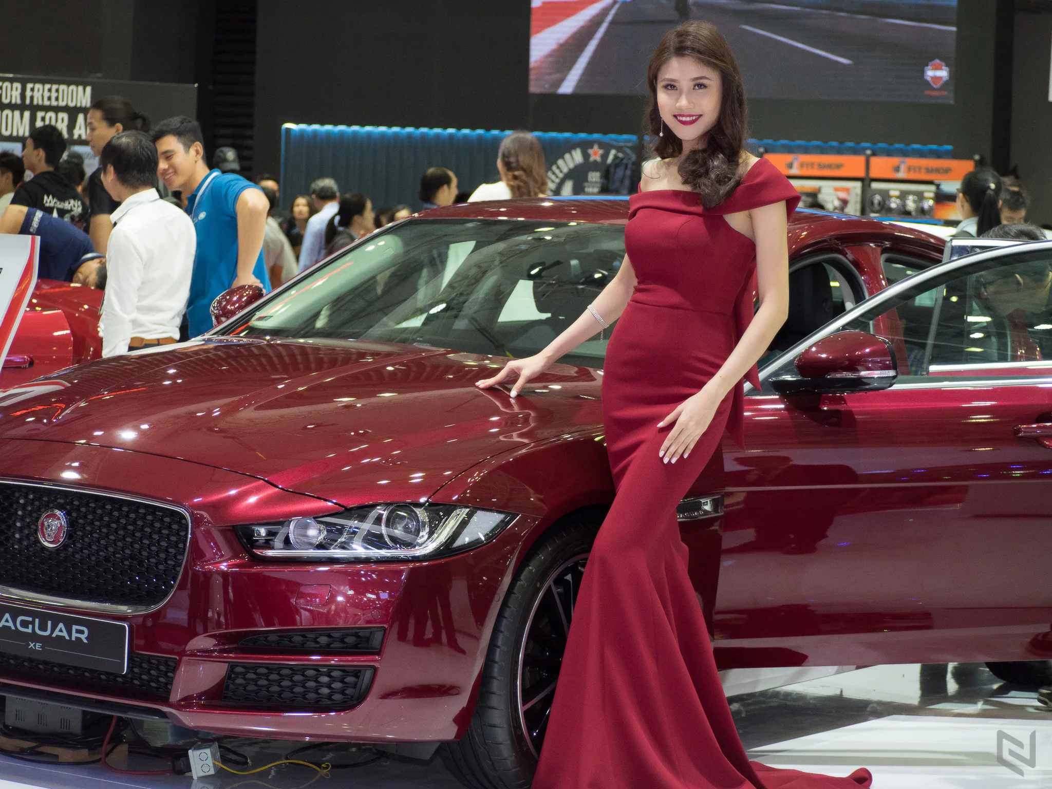 Một vòng triễn lãm Vietnam International Motor Show 2017 ngắm xe và người đẹp