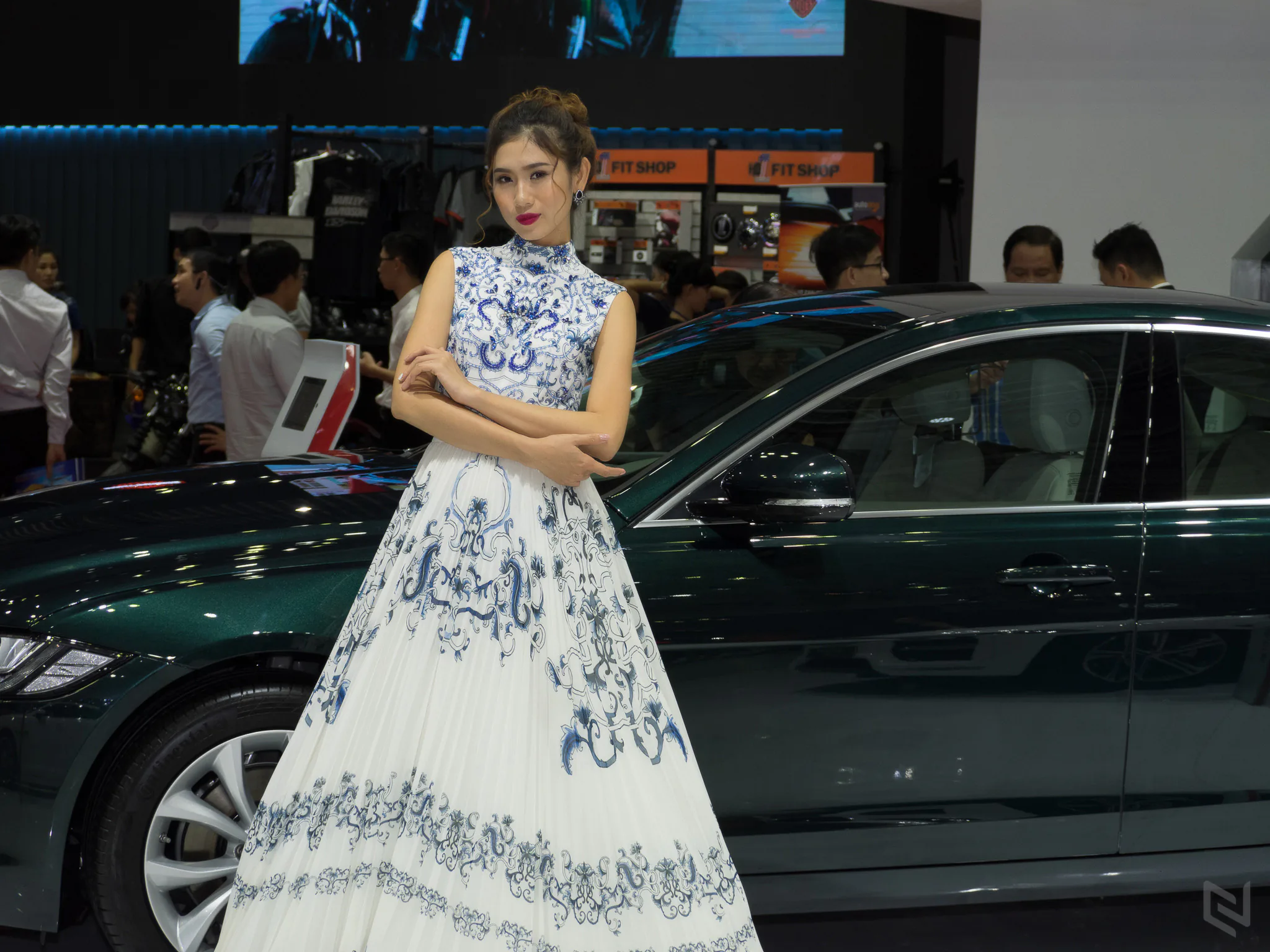 Một vòng triễn lãm Vietnam International Motor Show 2017 ngắm xe và người đẹp