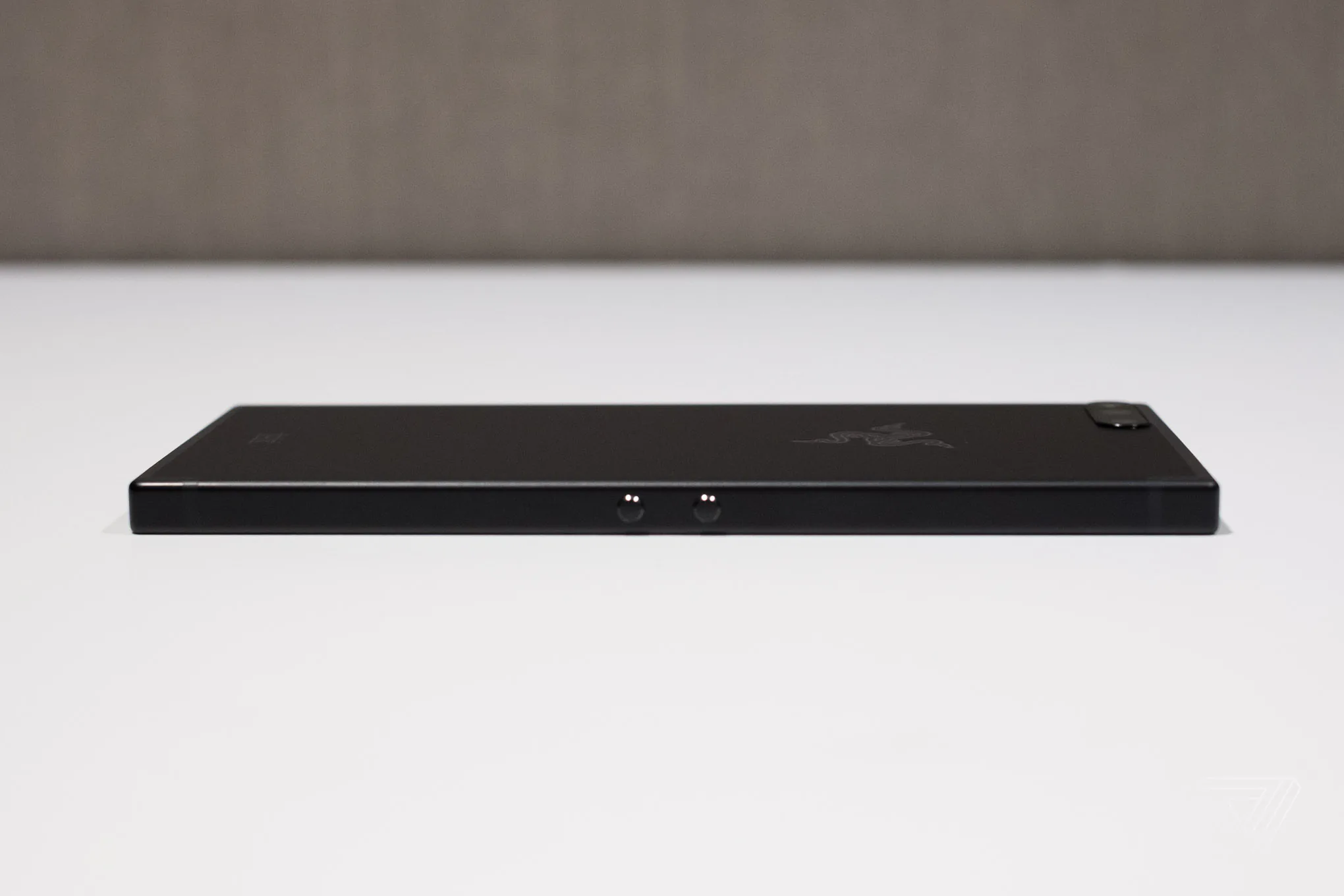 Razer Phone chính thức: vuông vức, viền dày và có thiết kế dành cho gamer