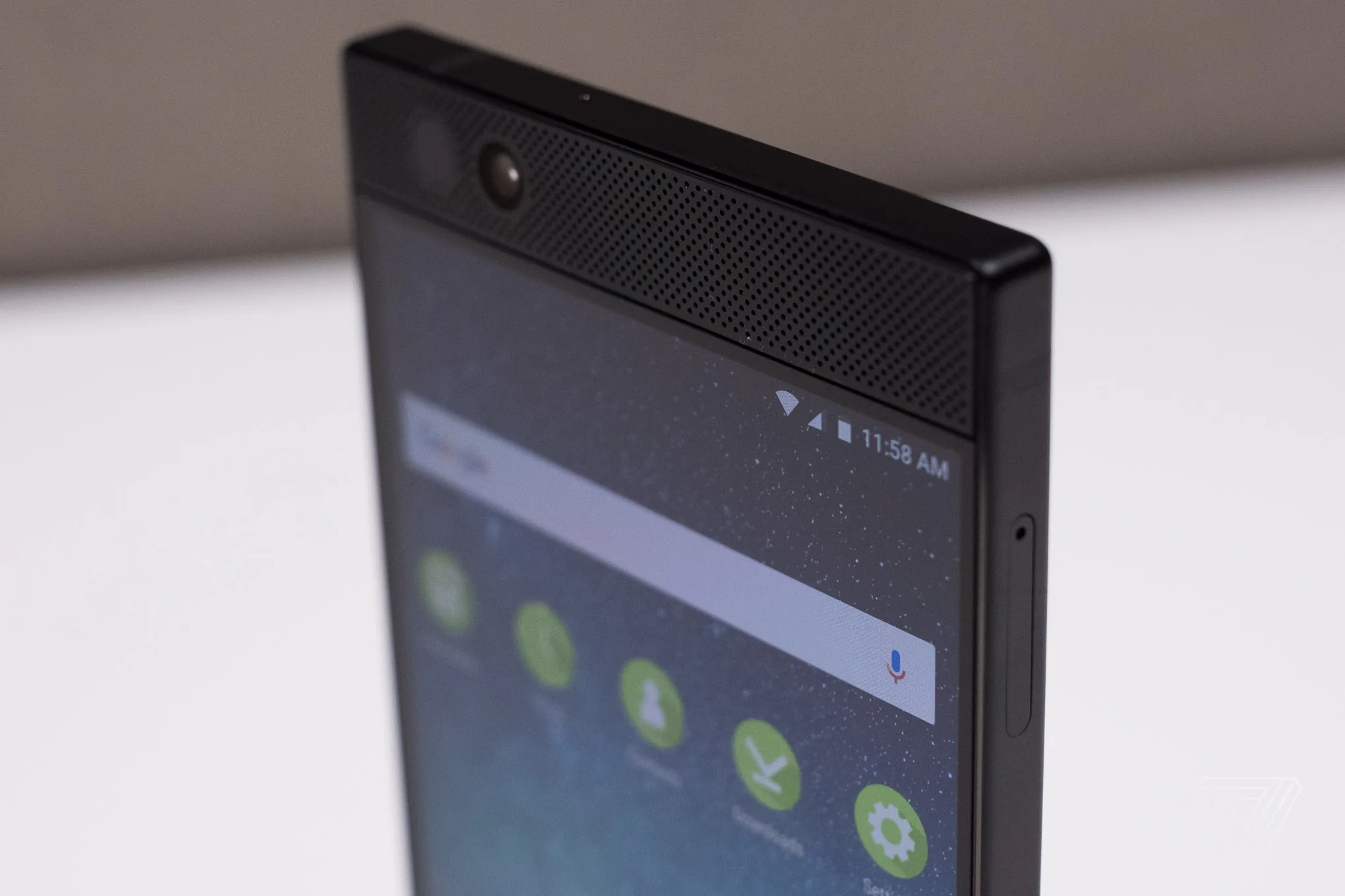 Razer Phone chính thức: vuông vức, viền dày và có thiết kế dành cho gamer