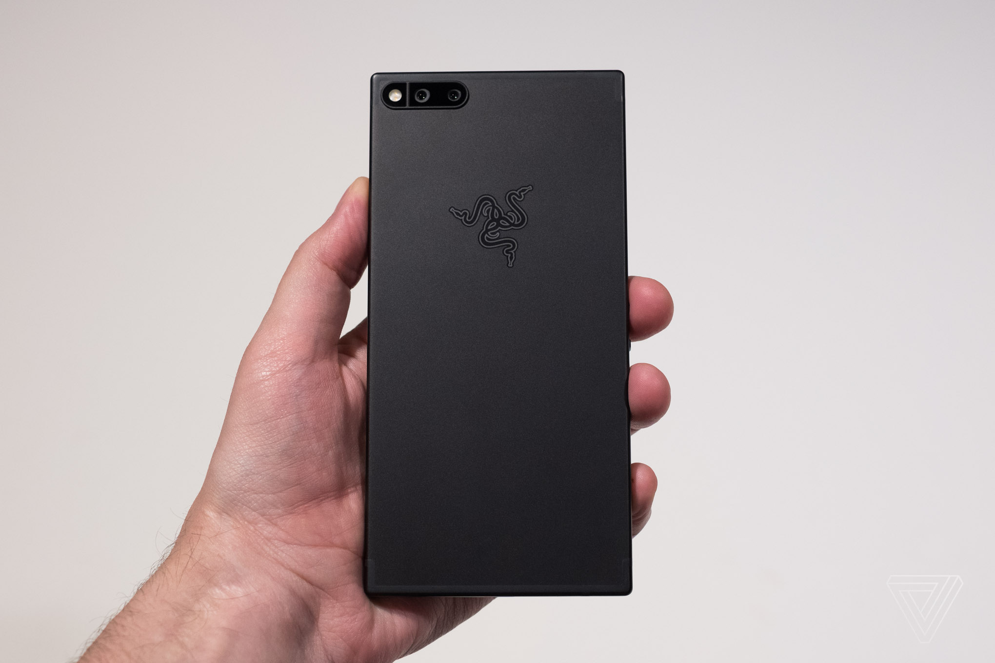 Razer Phone chính thức: vuông vức, viền dày và có thiết kế dành cho gamer