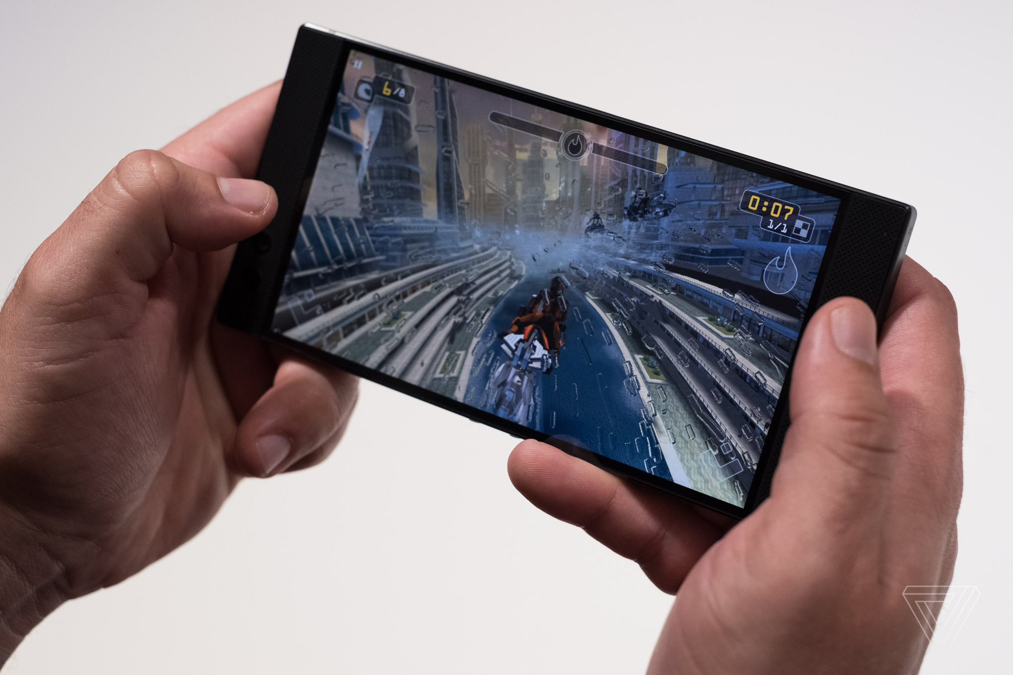 Razer Phone chính thức: vuông vức, viền dày và có thiết kế dành cho gamer