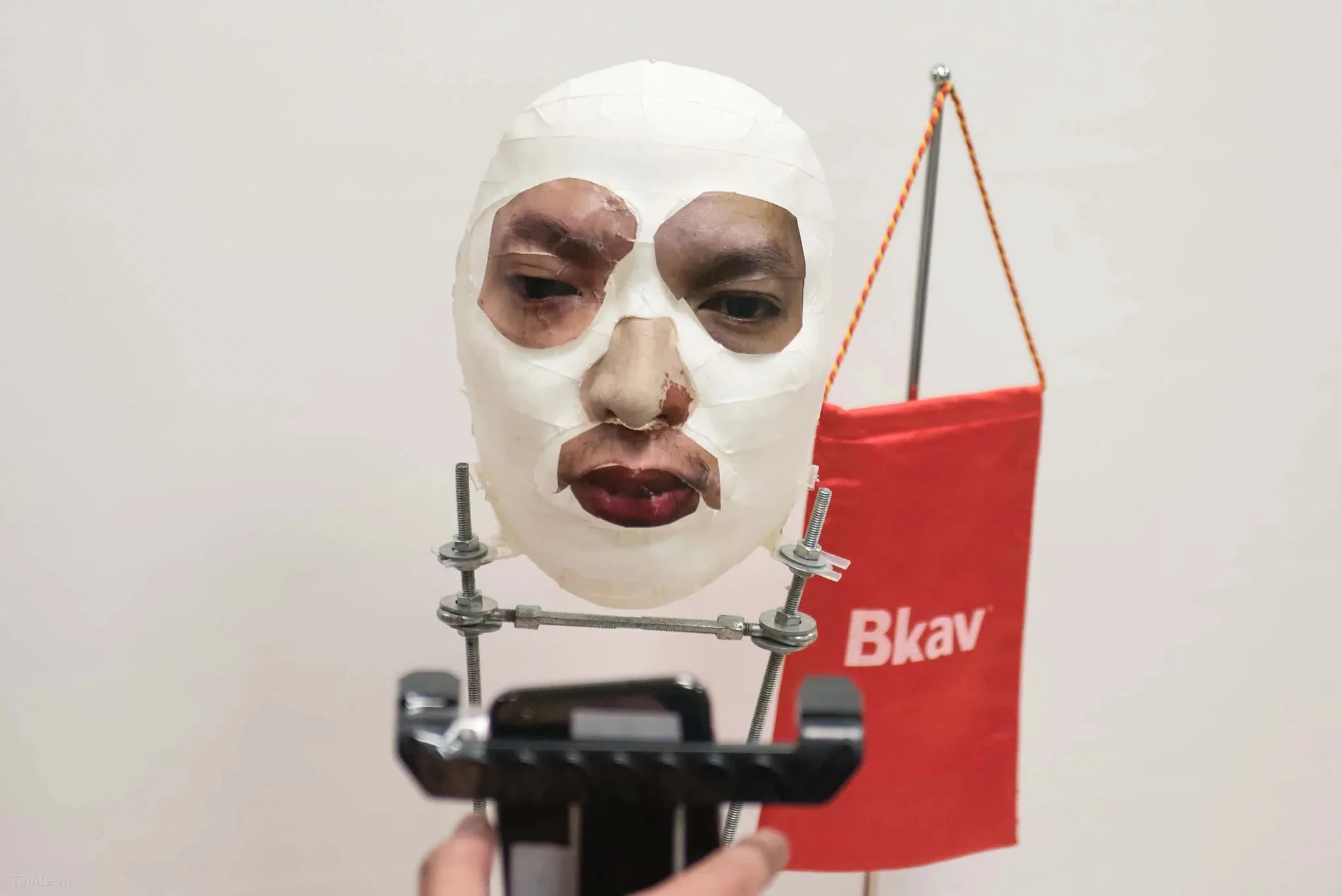Sự thật việc BKAV "hack" FaceID trên iPhone X
