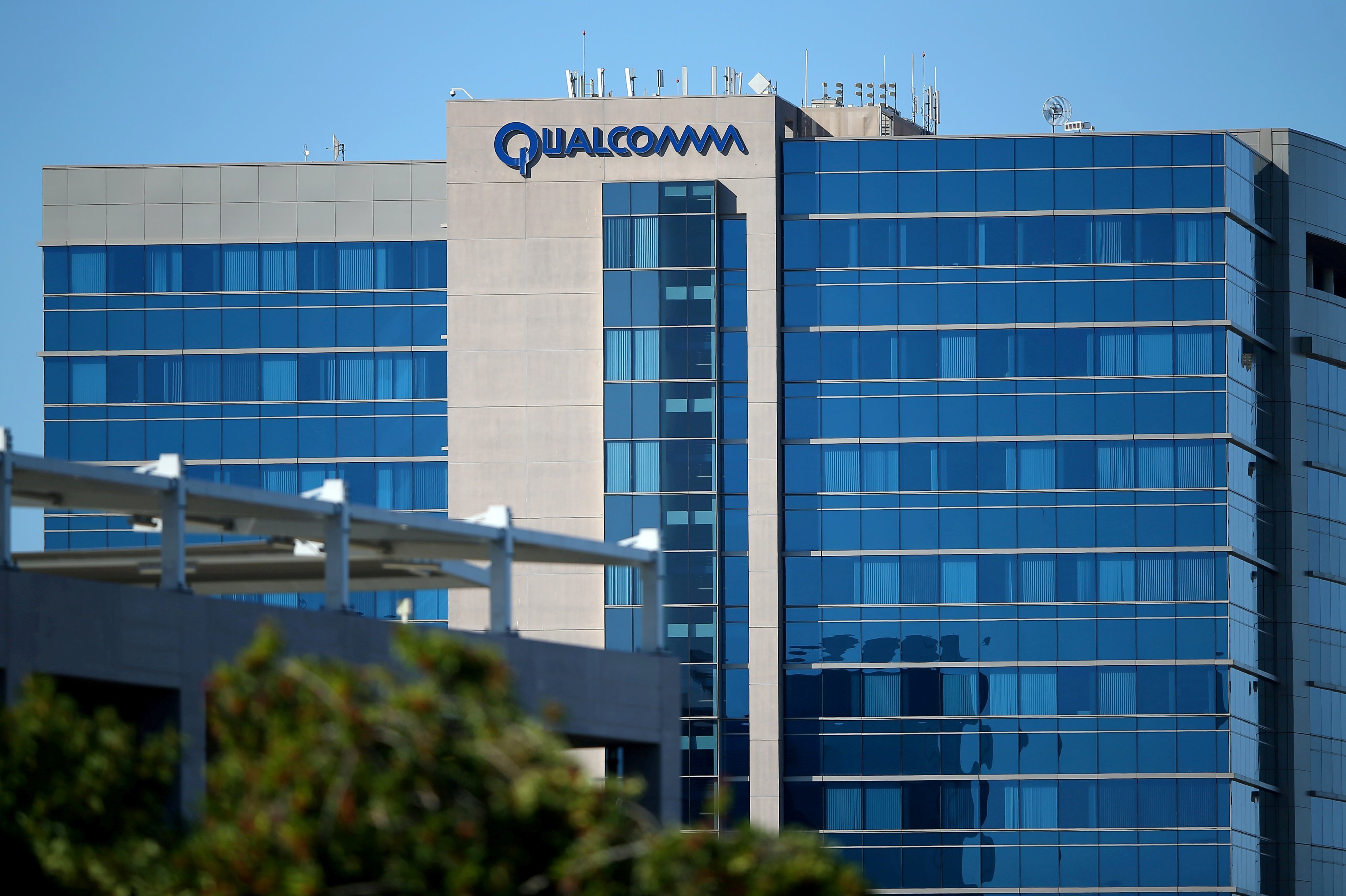Broadcom đề nghị mua Qualcomm với giá 130 tỷ USD