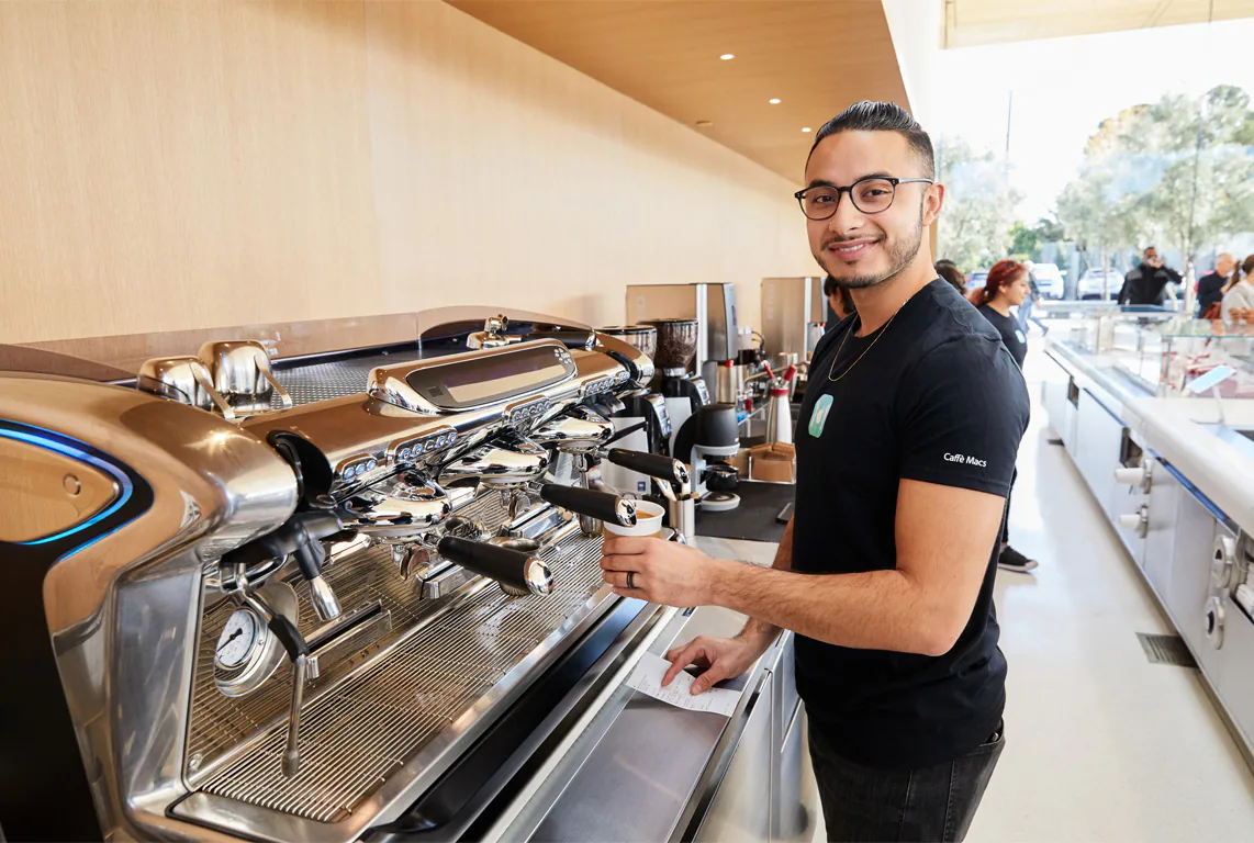 Toàn cảnh Apple Park Visitor Center vào ngày đầu mở cửa