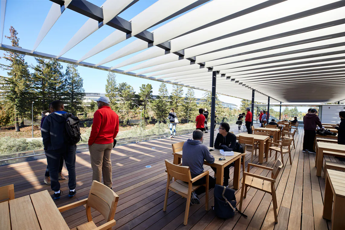 Toàn cảnh Apple Park Visitor Center vào ngày đầu mở cửa