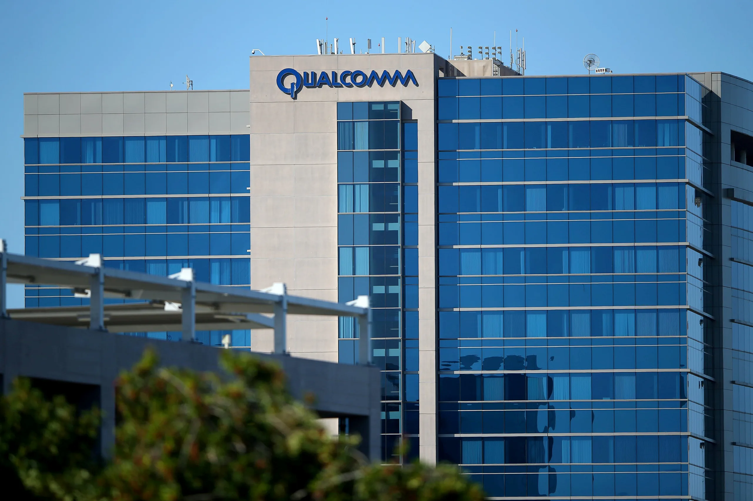 Broadcom đề nghị mua Qualcomm với giá 130 tỷ USD