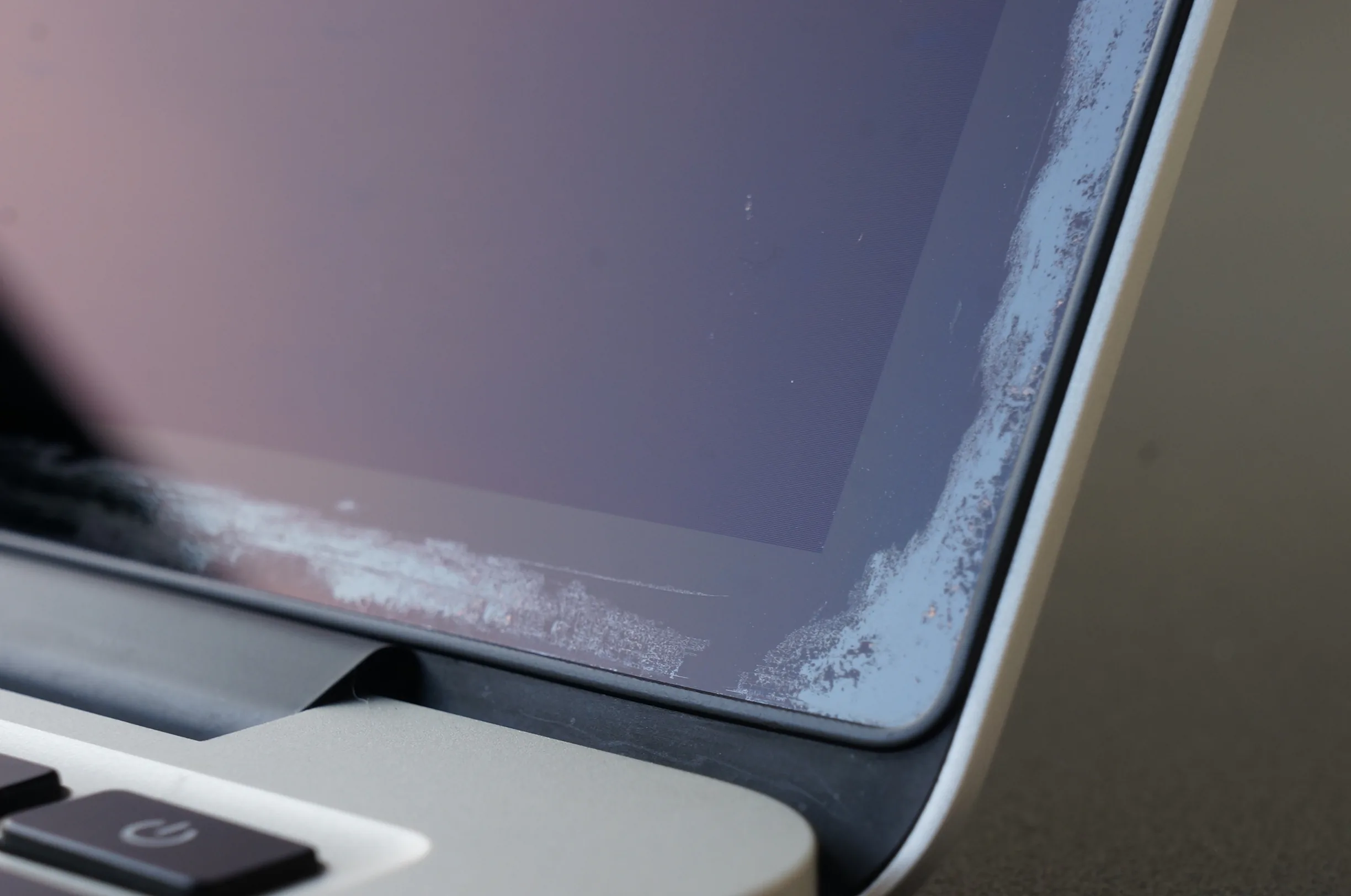 Lần 3, Apple tiếp tục nới rộng chương trình thay miễn phí lớp chống chói trên MacBook
