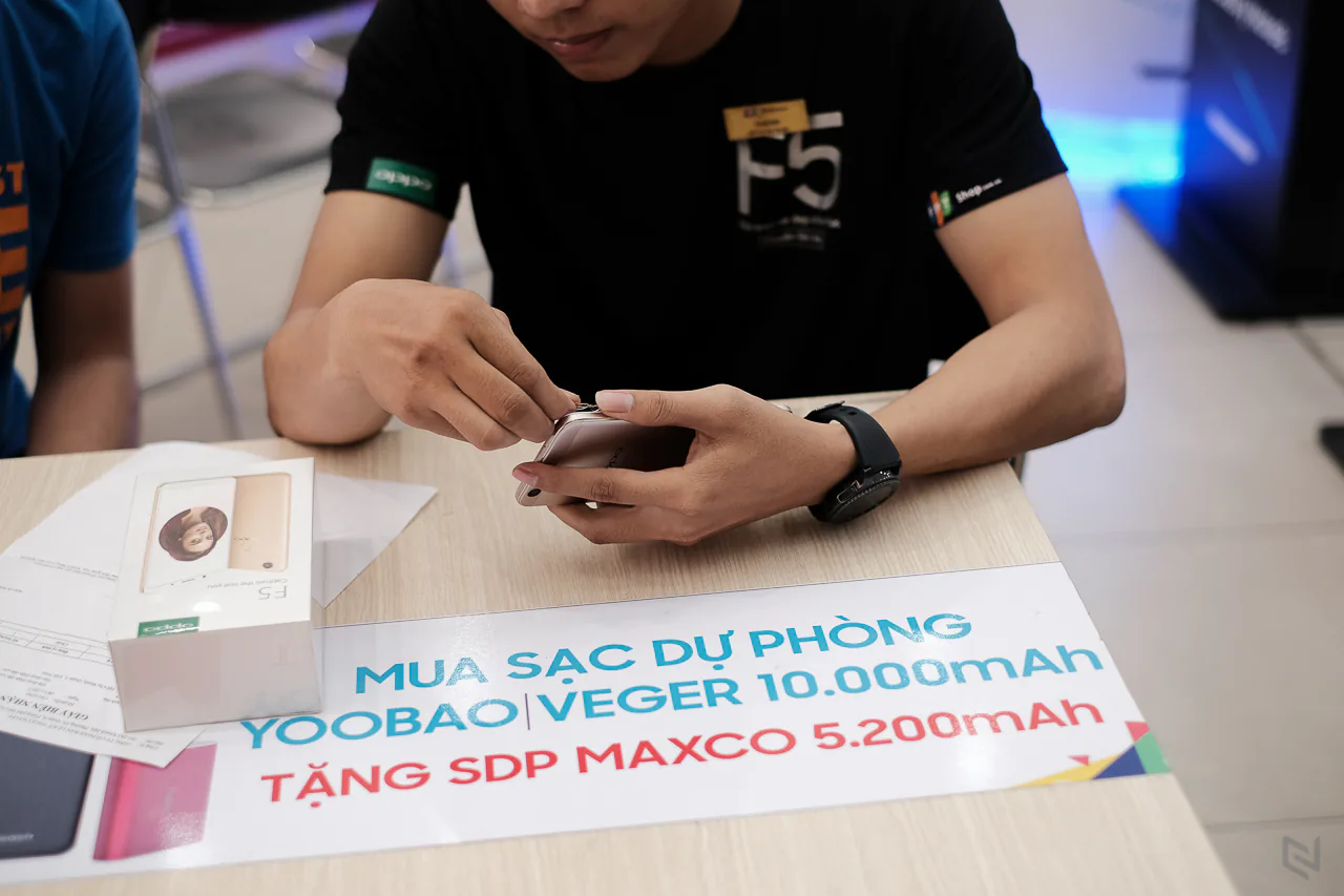 OPPO F5 chính thức mở bán, đạt kỷ lục 30.000 đơn hàng đặt cọc