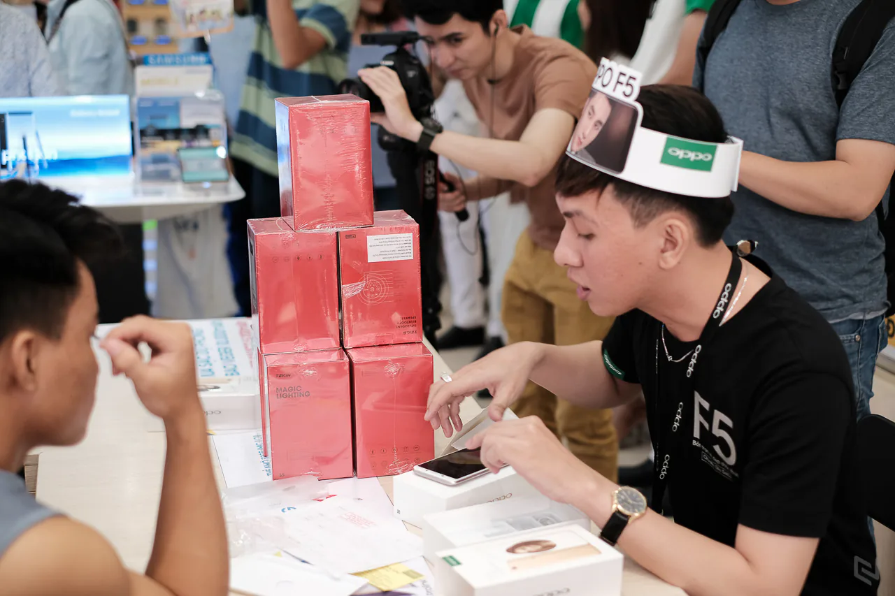 OPPO F5 chính thức mở bán, đạt kỷ lục 30.000 đơn hàng đặt cọc