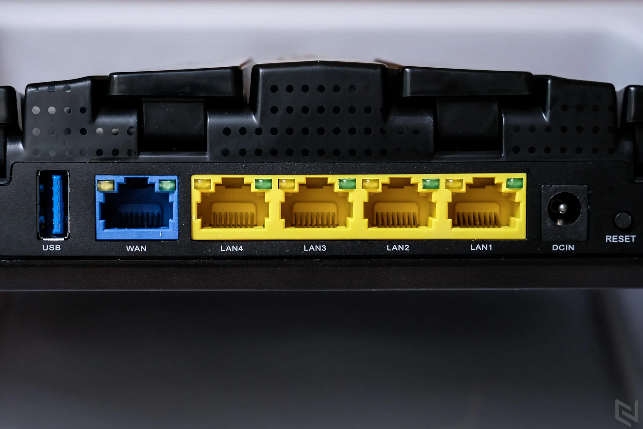 Đánh giá router APTEK A196GU: 6 antenna, MU-MIMO, giá bình dân