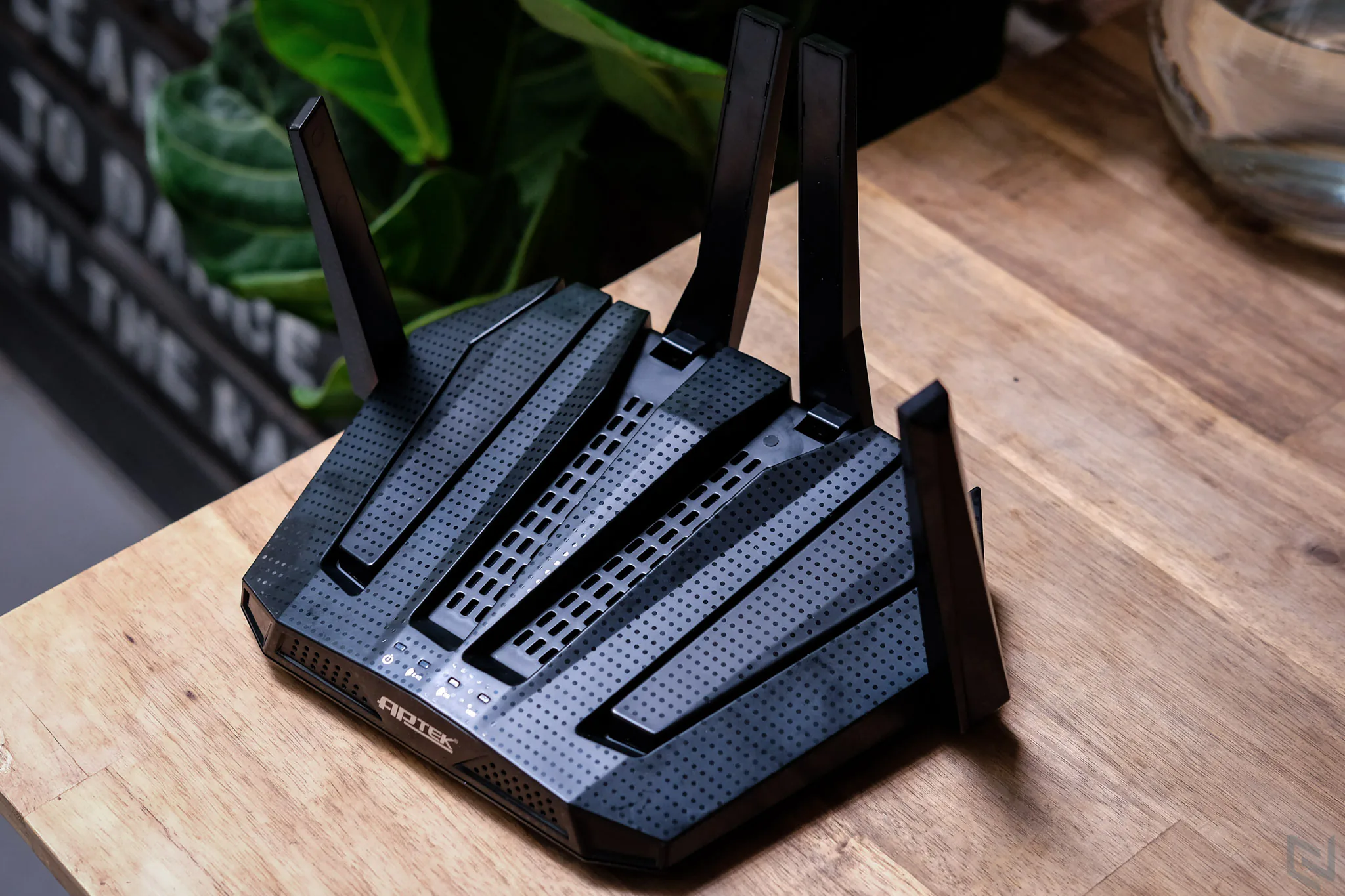 Đánh giá router APTEK A196GU: 6 antenna, MU-MIMO, giá bình dân