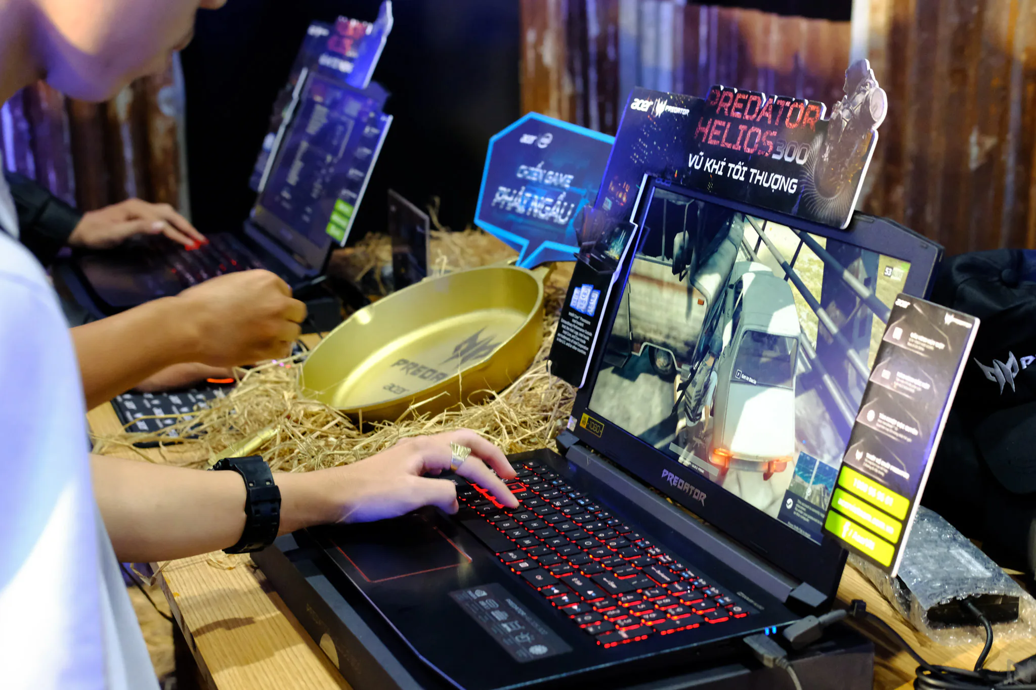 Offline trải nghiệm Preadator Helios 300 cùng caster ViruSs