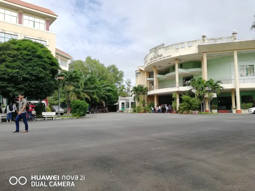 Huawei Nova 2i: màn hình FullView, 4 camera, giá tầm trung