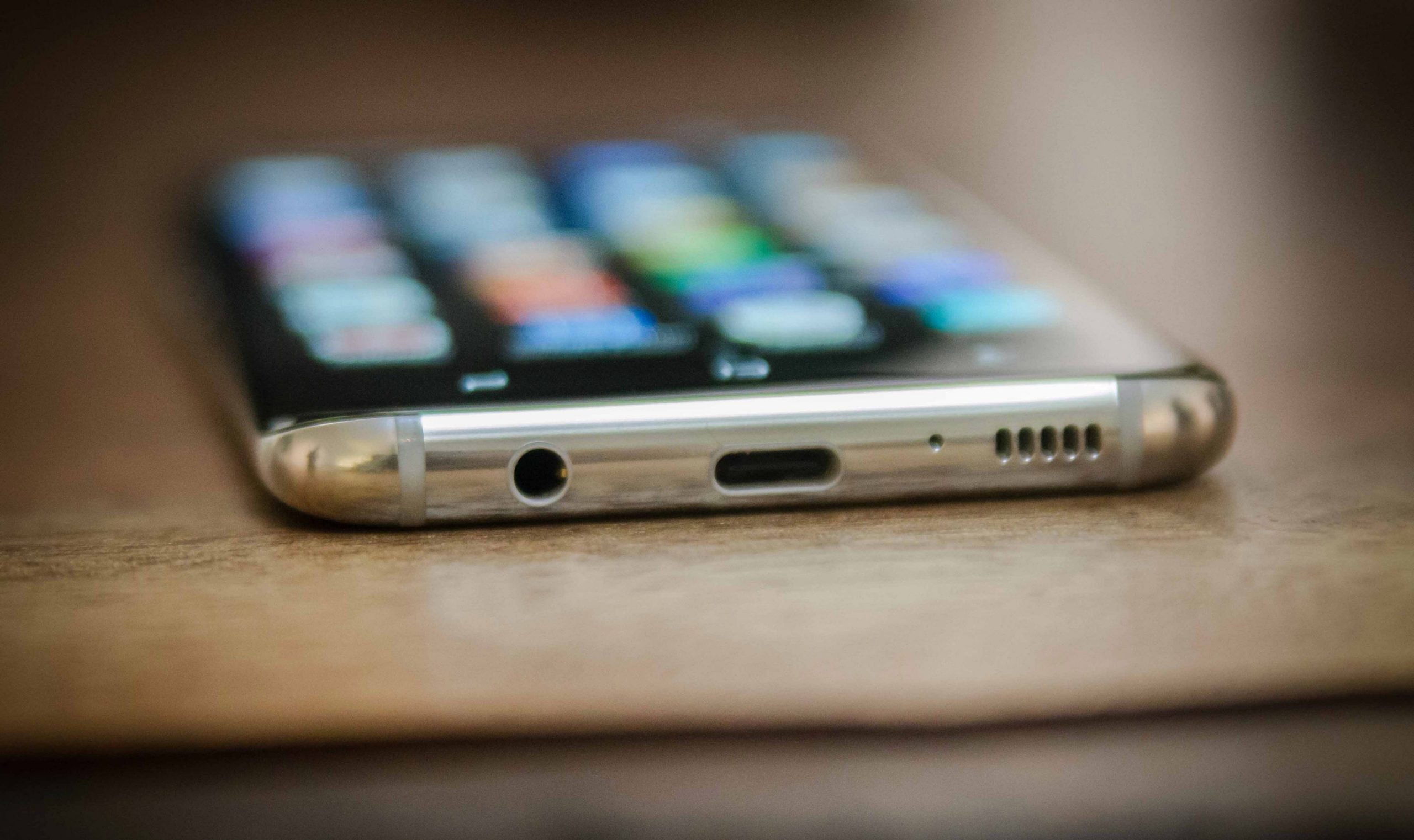 Samsung sẽ tiếp tục giữ lại jack cắm 3.5mm ít nhất là thêm một năm nữa với Galaxy S9