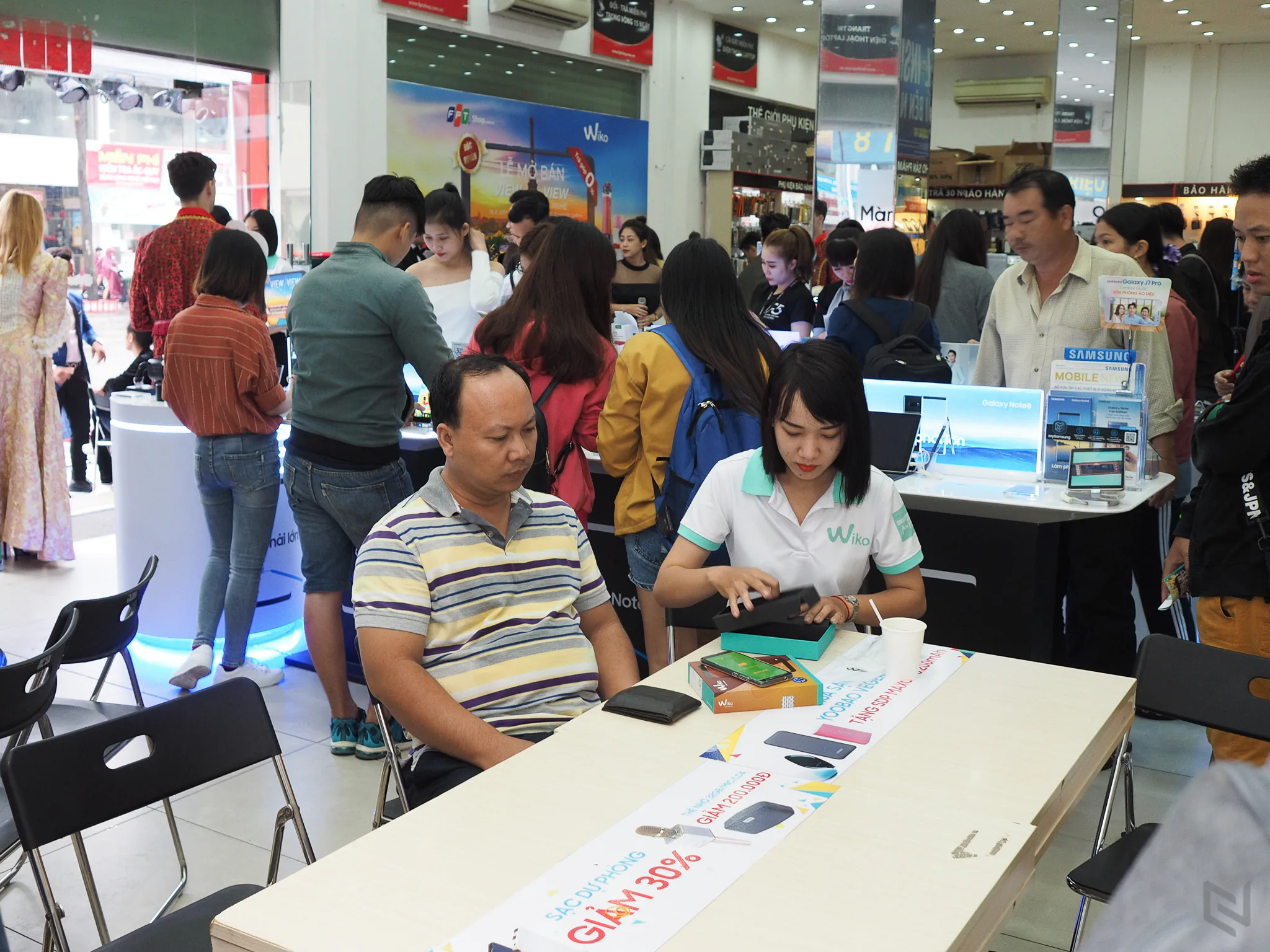 FPT Shop hỗ trợ lãi suất 0% cho bộ đôi Wiko vừa lên kệ là View XL và View Prime