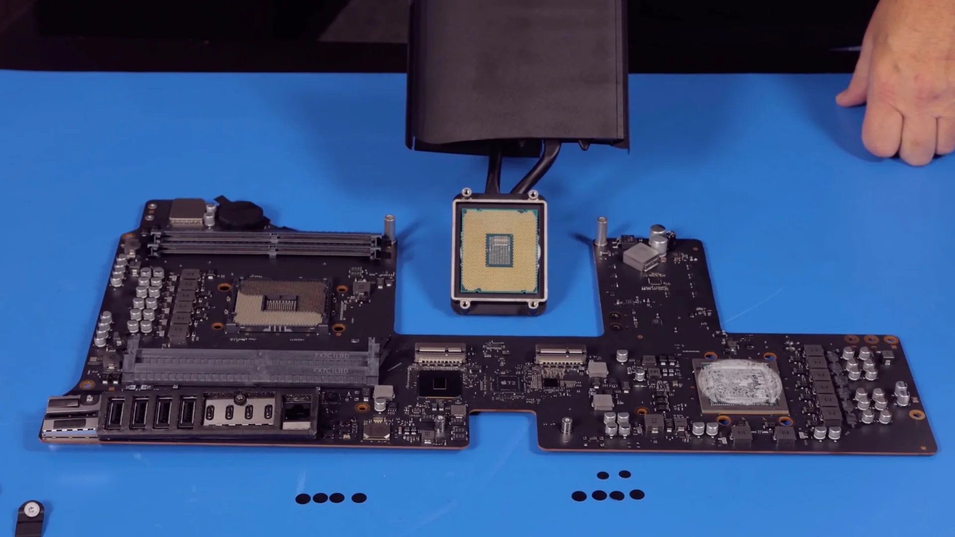 Mổ xẻ iMac Pro bản cấu hình thấp nhất: Tiết kiệm tiền bằng cách tự nâng cấp