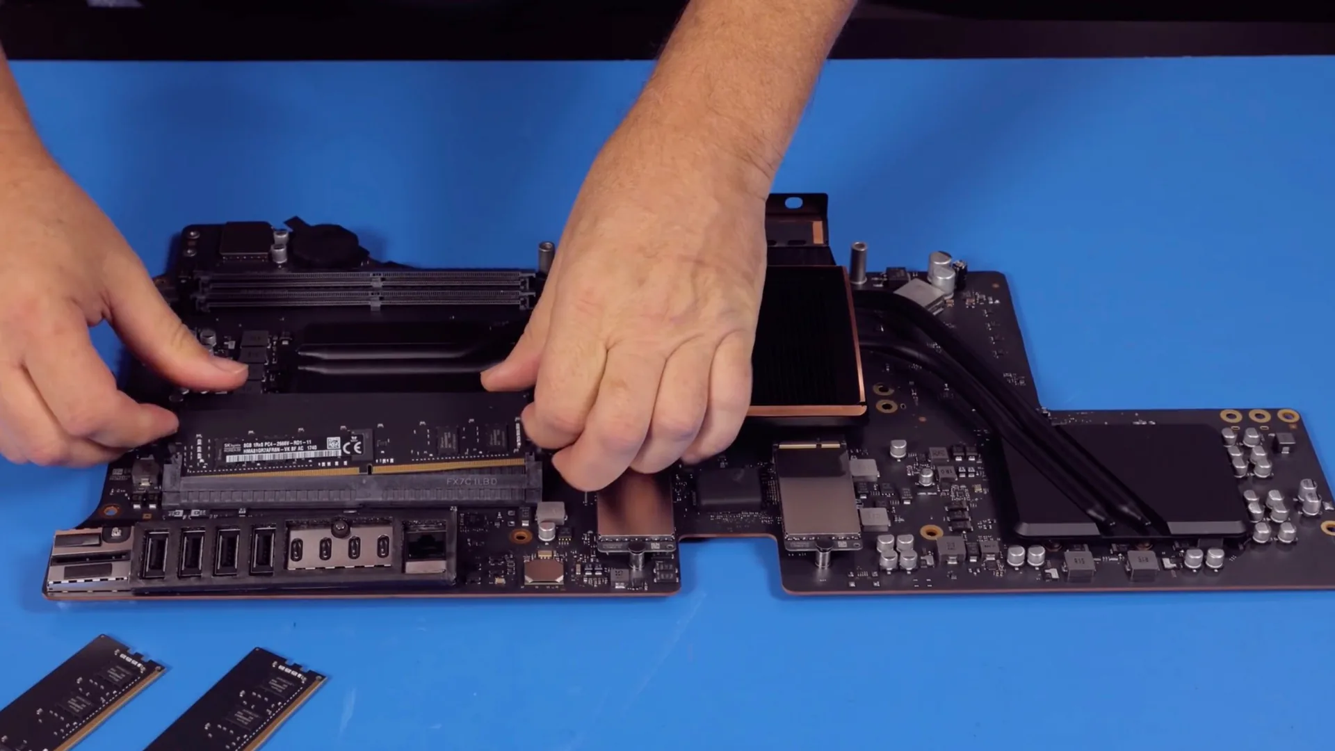 Mổ xẻ iMac Pro bản cấu hình thấp nhất: Tiết kiệm tiền bằng cách tự nâng cấp