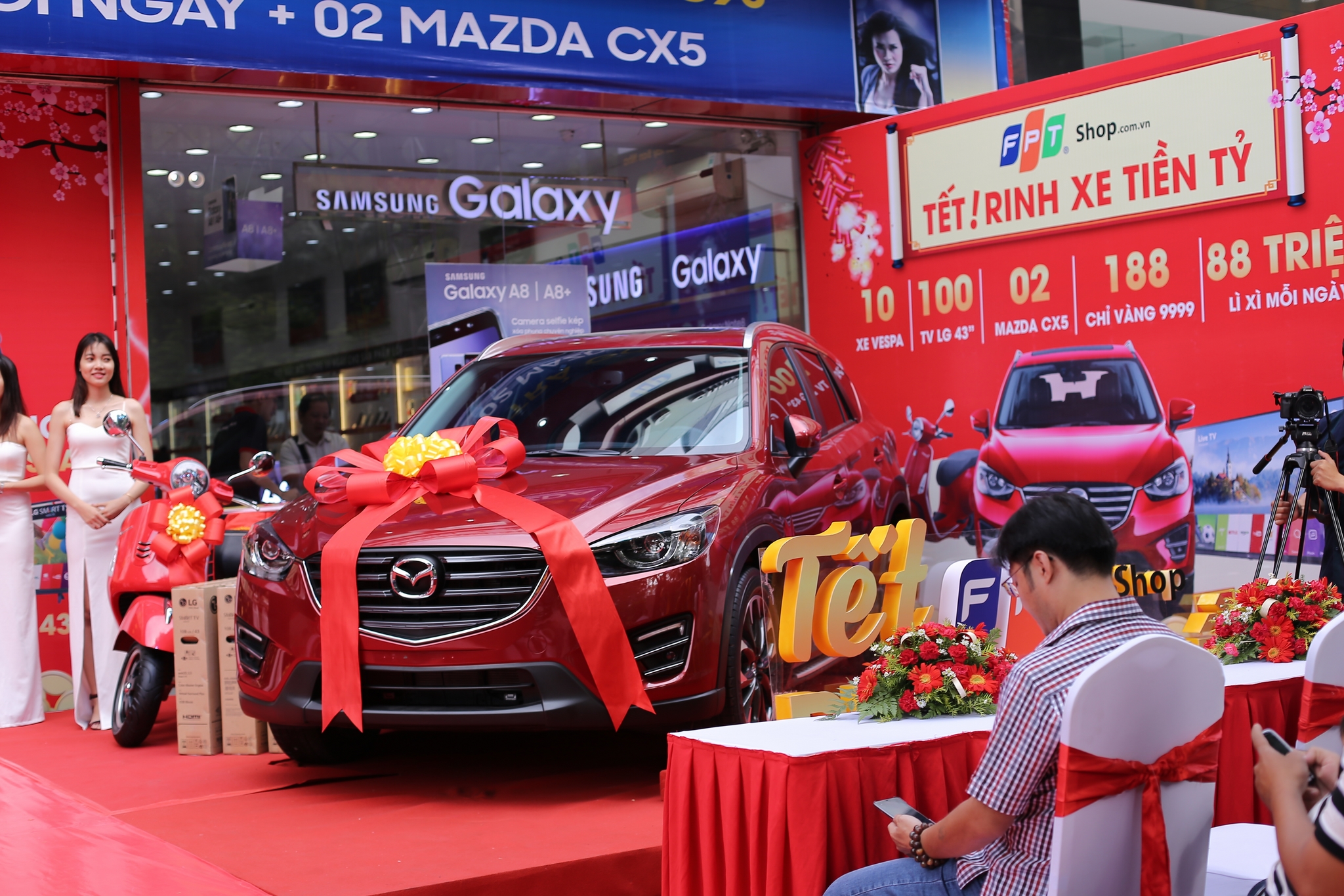FPT Shop trao chiếc Mazda CX5 đầu tiên cho khách hàng may mắn trong chương trình “Tết FPT Shop – Rinh xe tiền tỷ”