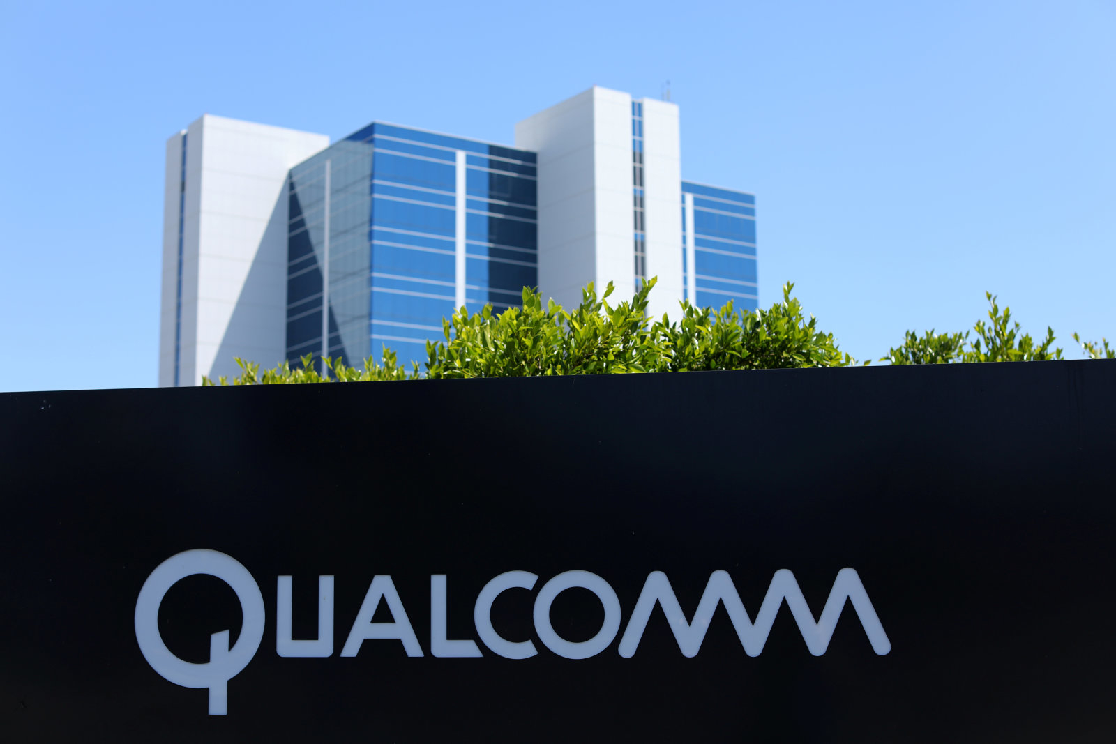 EU phạt Qualcomm 1,2 tỷ USD vì lợi dụng mối quan hệ hợp tác với Apple